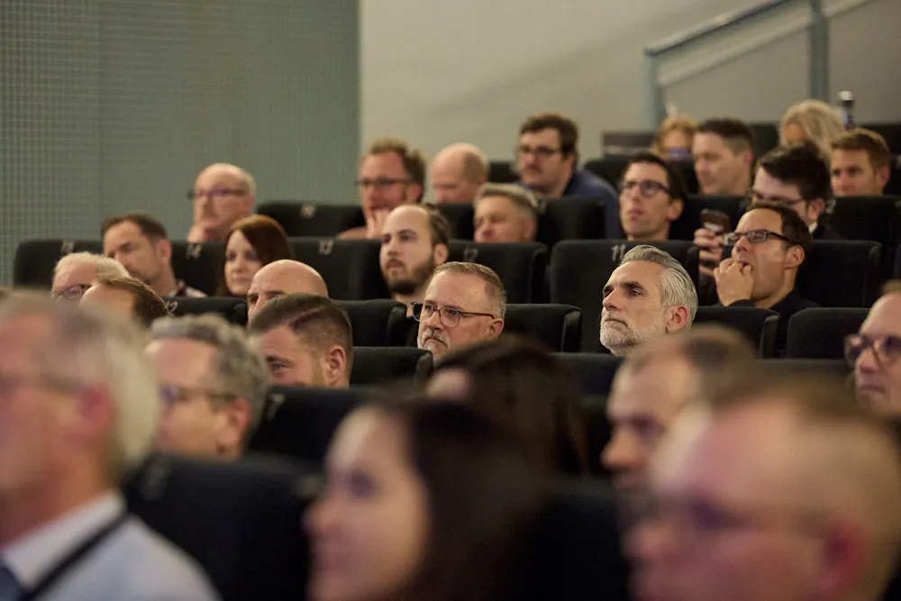 Menschen im Kinosaal schauen gespannt nach vorne.