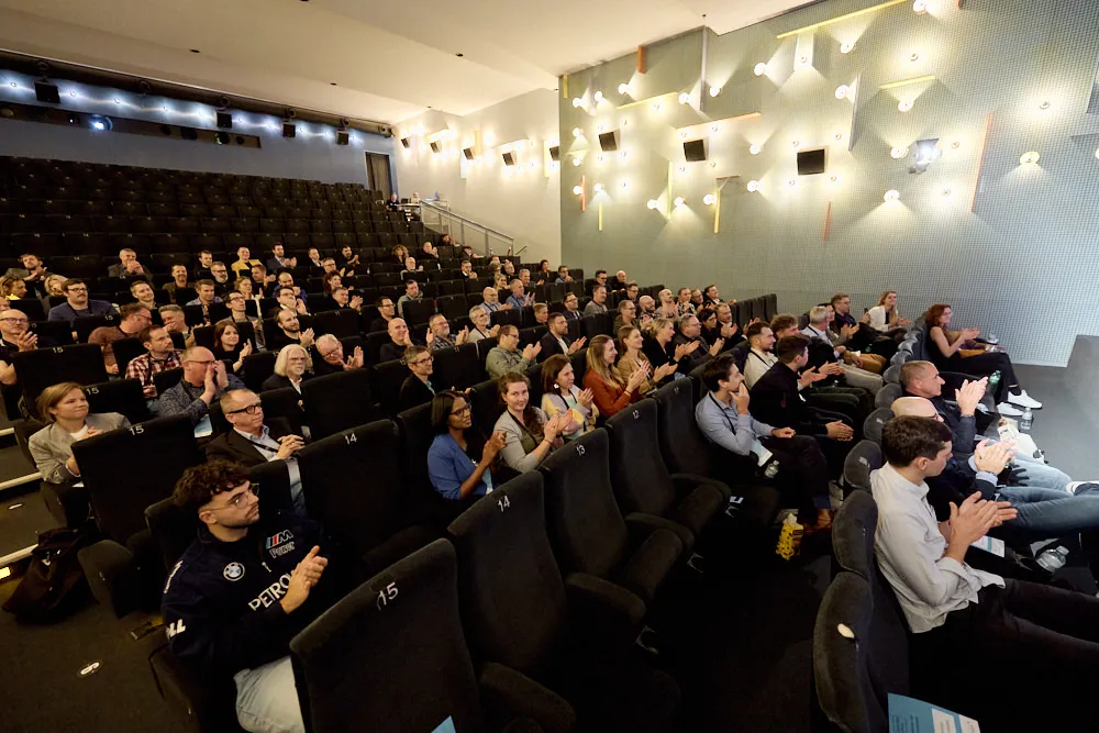 Das Publikum im Kinosaal applaudiert und klatscht in die Hände.