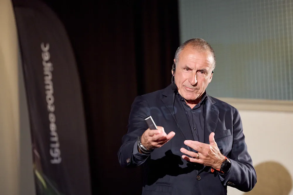 Ein Mann mit Headset hält eine Präsentation.