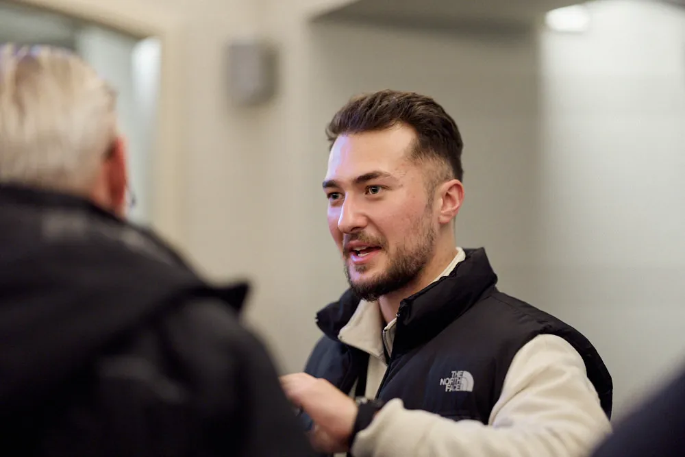 Zwei Männer sprechen miteinander.