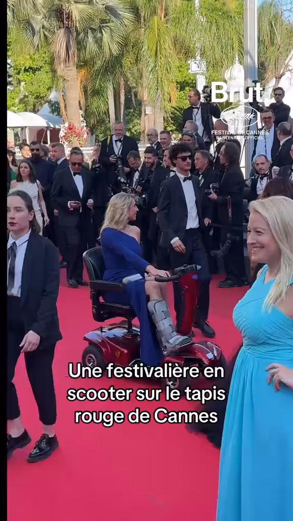 une-festivaliere-en-scooter-sur-le-tapis-rouge-de-cannes