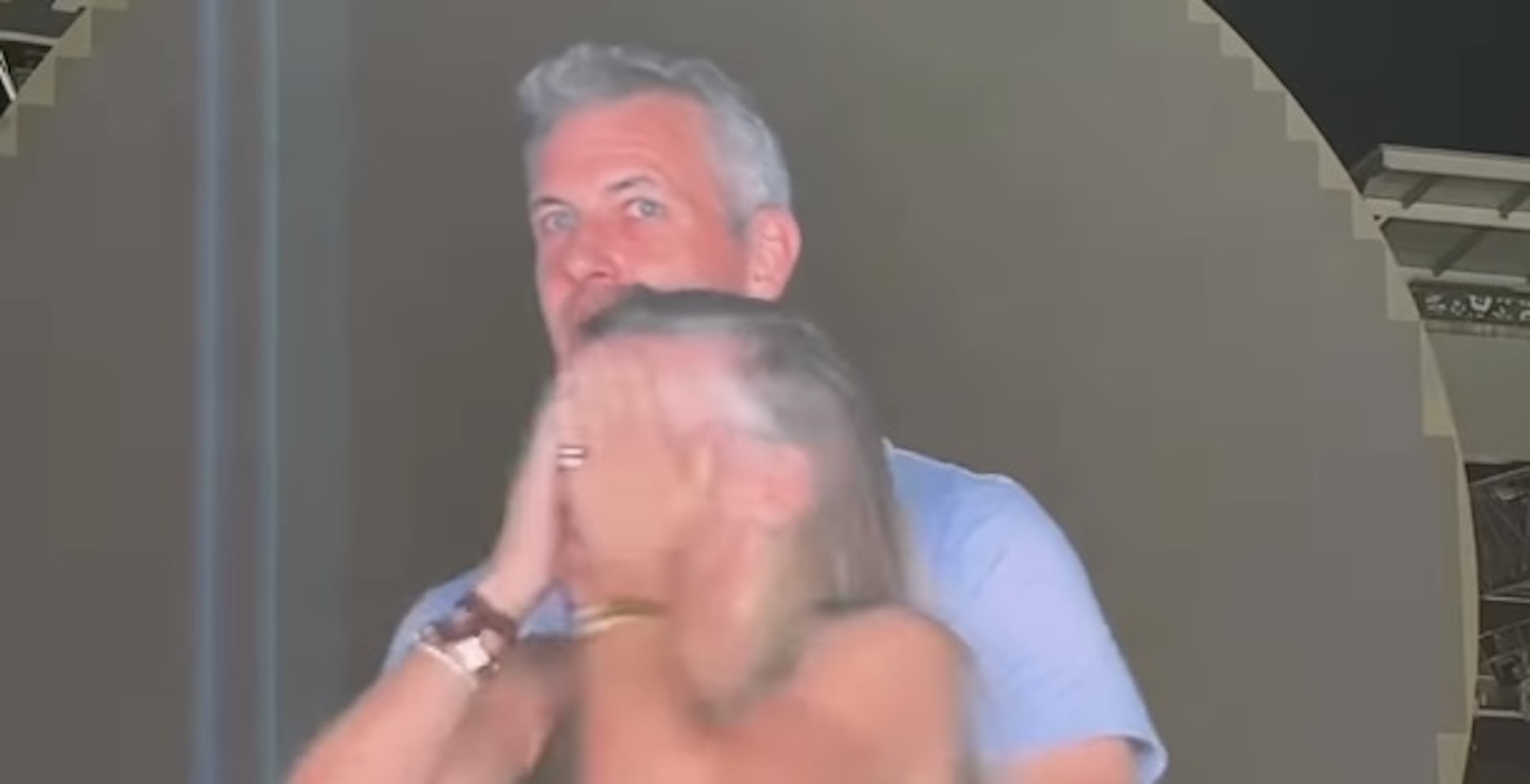 Le PDG Andy Byron démissionne après une vidéo virale sur son infidélité au concert de Coldplay