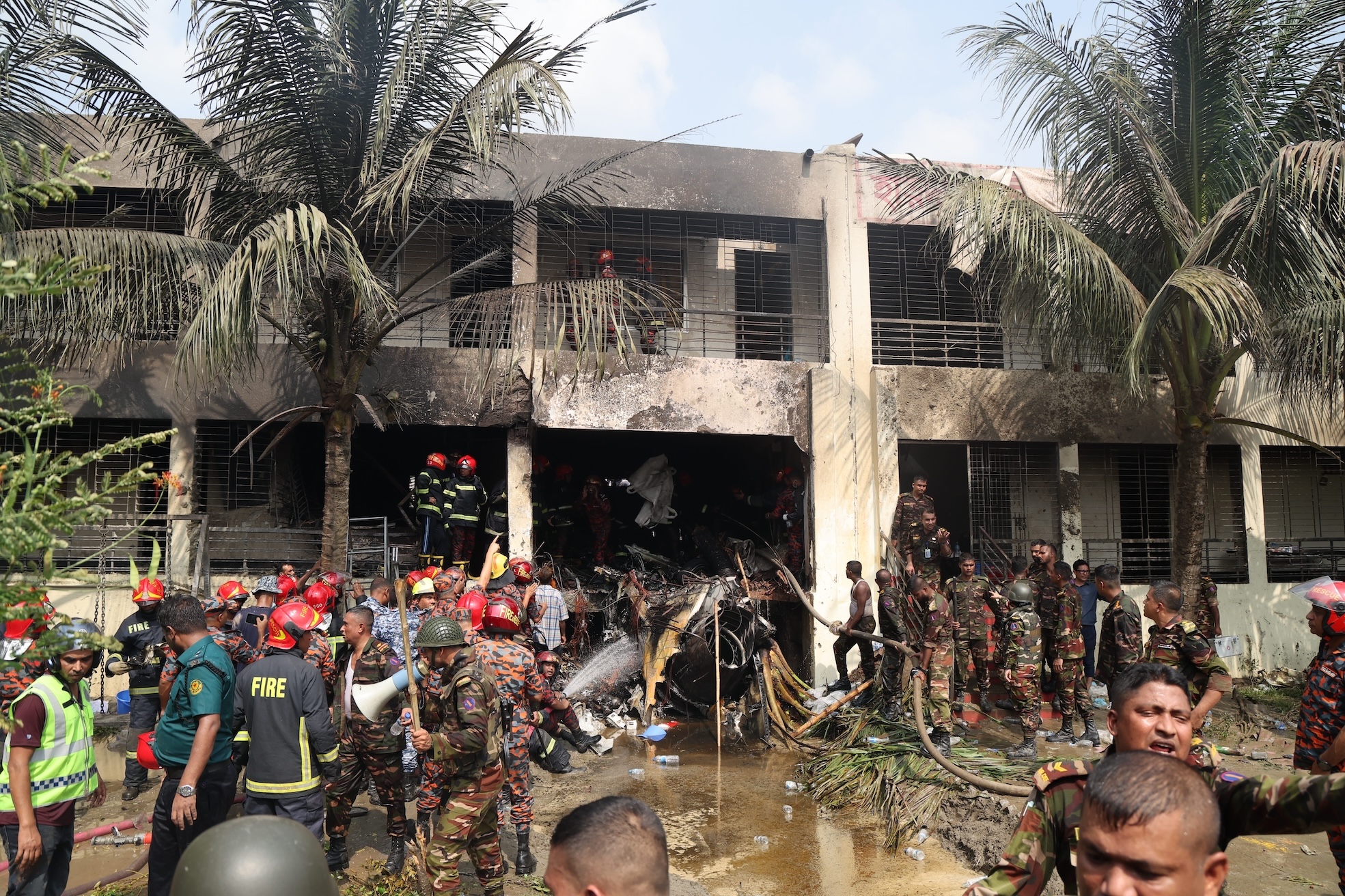 Crash d'un avion militaire sur une école au Bangladesh : le bilan monte à 27 morts