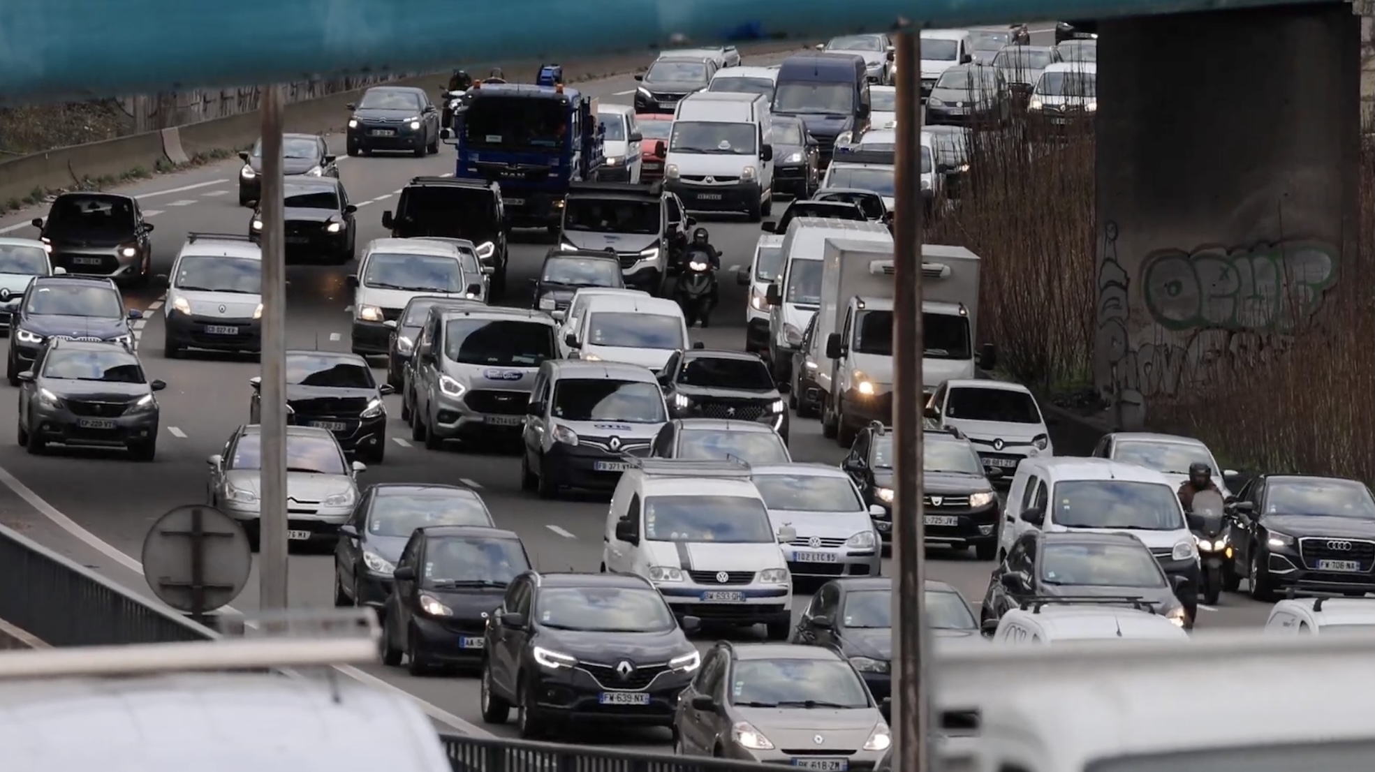 Plus d'un Français sur cinq jette des déchets sur l'autoroute, selon une étude