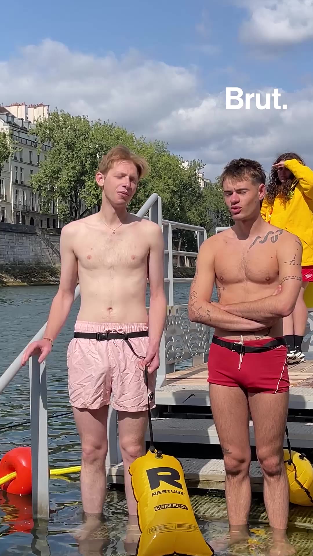 Un mois après, l'ouverture, comment se passe la baignade dans la Seine à Paris. 