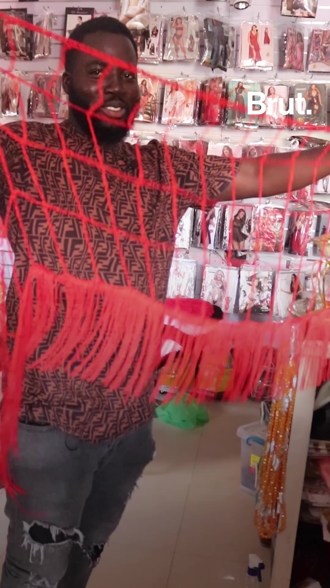 Il vend des accessoires de séduction.