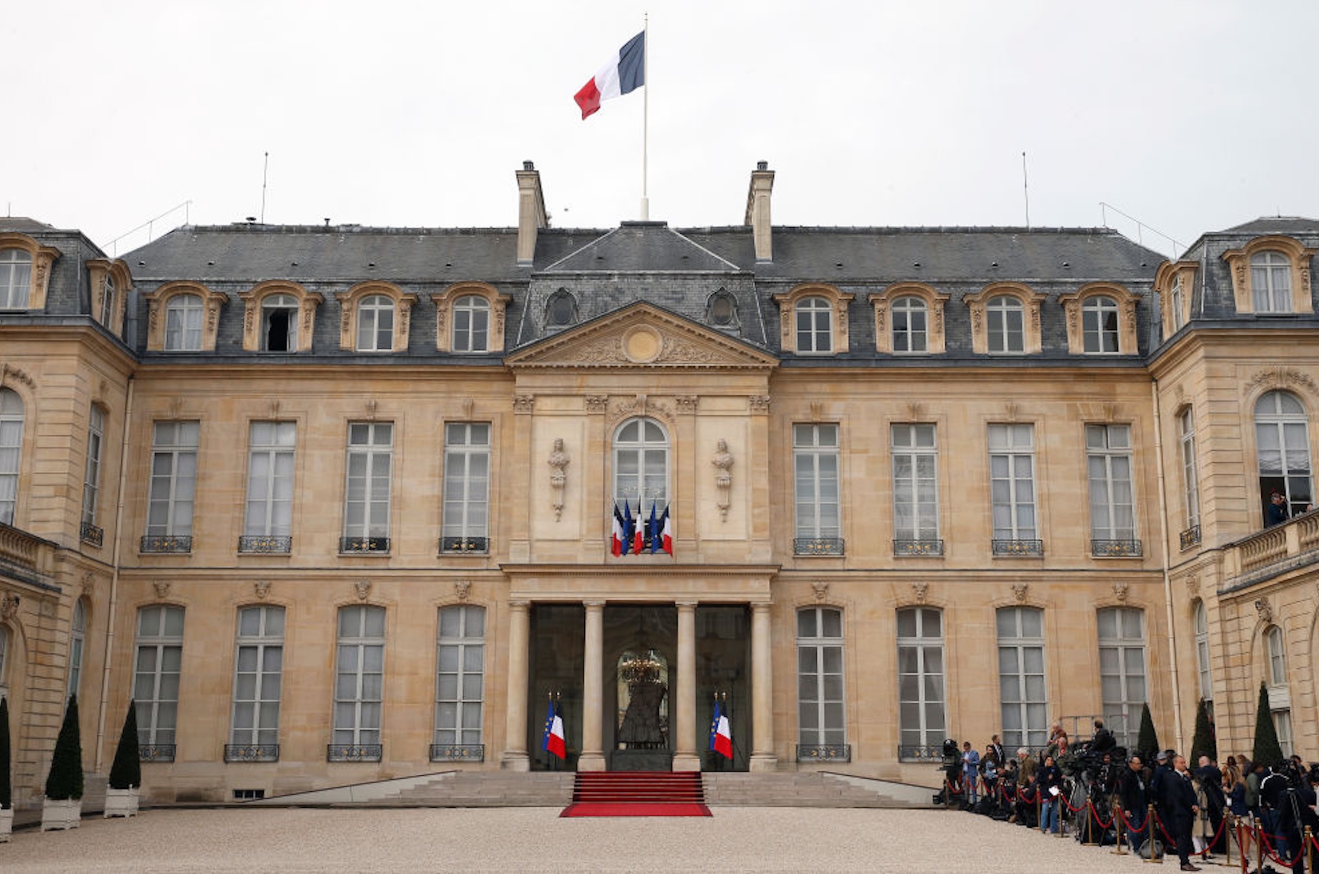 François Bayrou vient de remettre sa démission, Emmanuel Macron veut nommer très vite son successseur