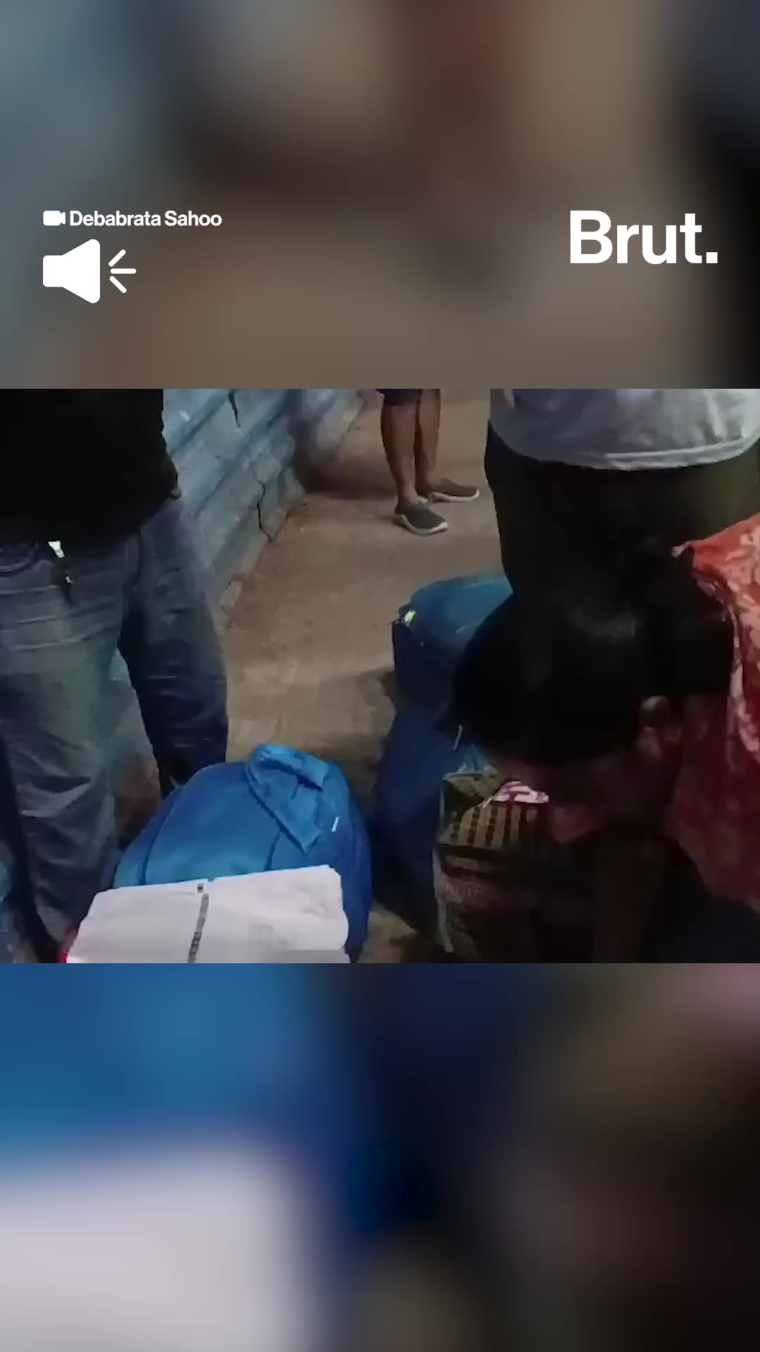 family-traveling-in-the-first-ac-coach-stole-bedsheets