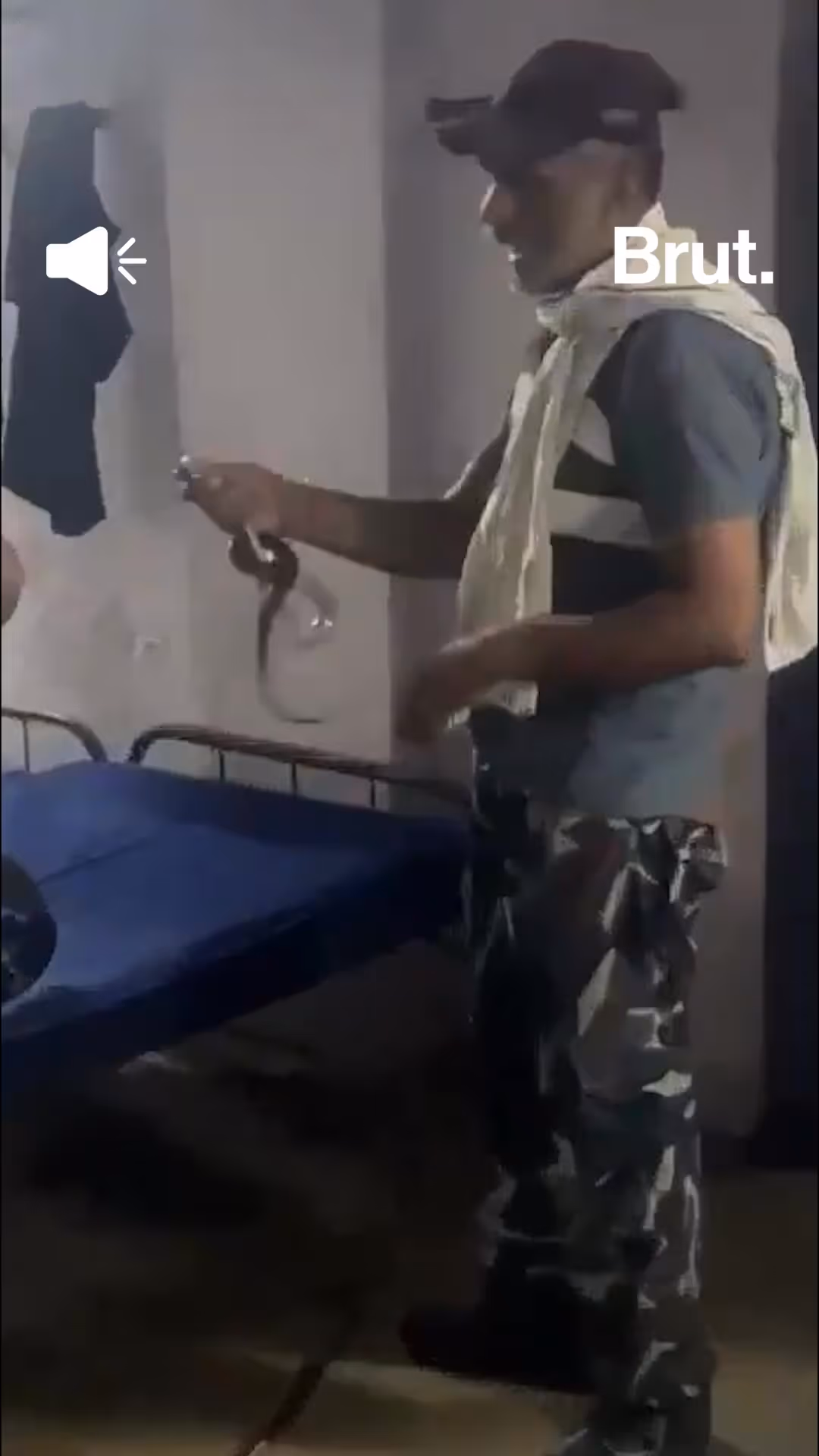 this-constable-suffered-a-cobra-bite