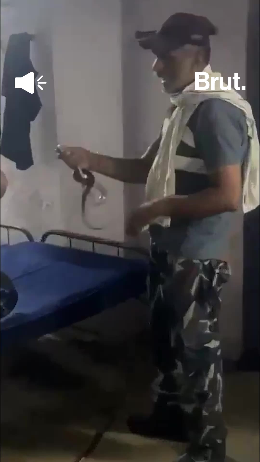 this-constable-suffered-a-cobra-bite