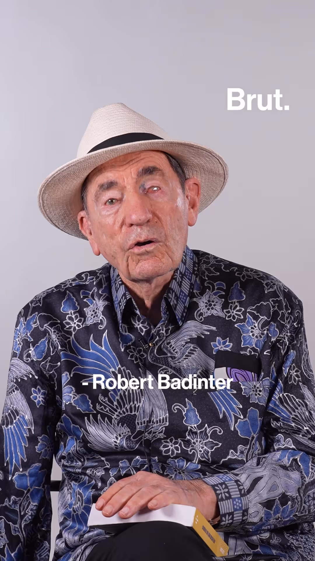 albie-sachs-activiste-anti-apartheid-sud-africain-et-ancien-juge-constitutionnel-raconte-l-anecdote-du-jour-ou-robert-badinter-est-venu-a-johannesburg-visiter-la-cour-constitutionnelle