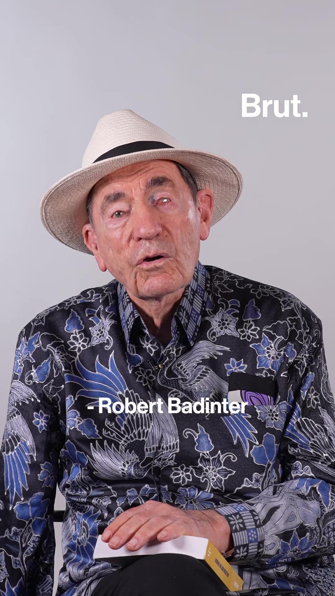 Albie Sachs, activiste anti-apartheid sud-africain et ancien juge constitutionnel, raconte l'anecdote du jour où Robert Badinter est venu à Johannesburg visiter la Cour constitutionnelle.
