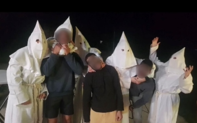 Déguisements du Ku Klux Klan et blackfaces : scandale après la soirée d’un club de parachutisme dans l’Aube