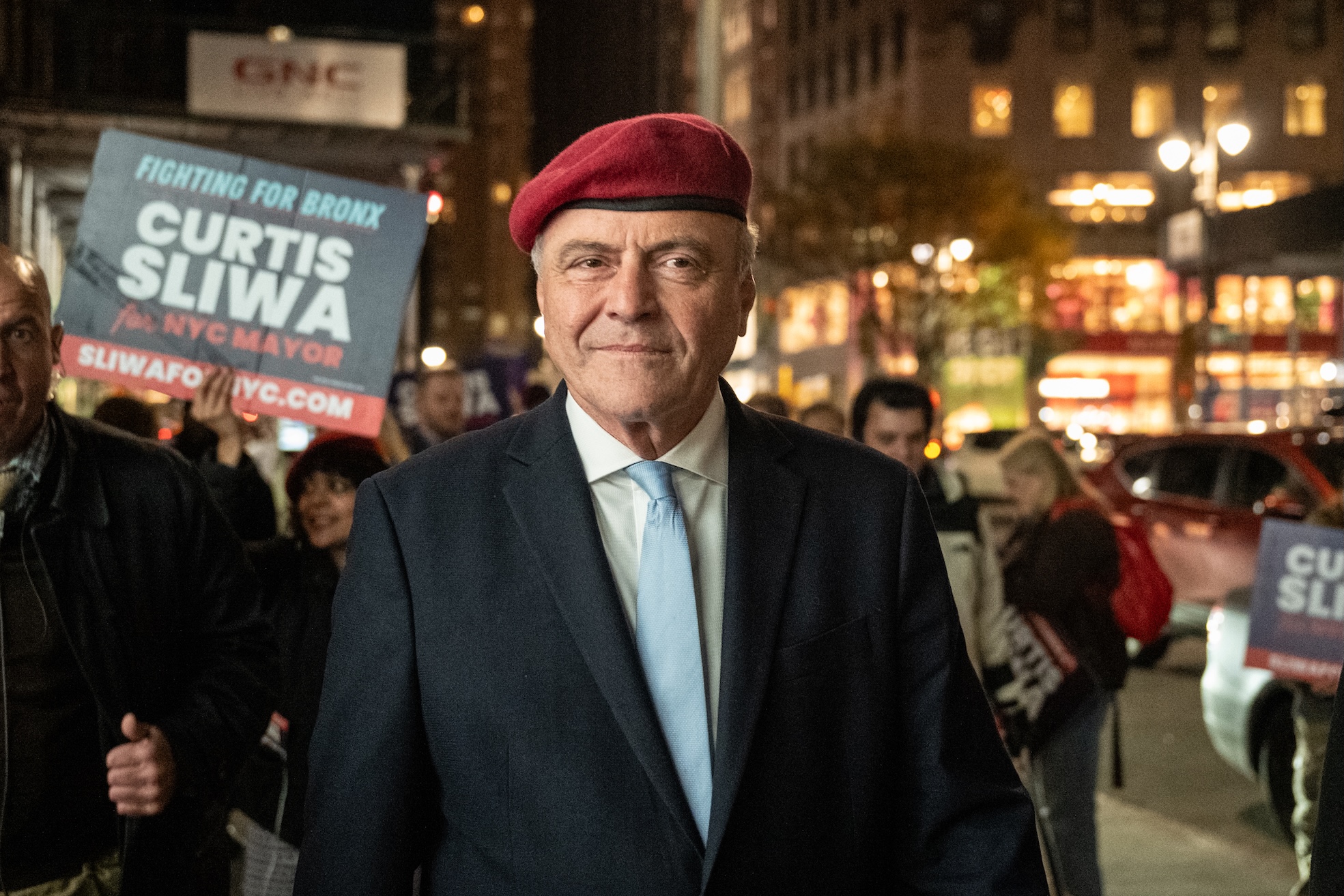 Ex-milicien, critique de Trump et défenseur des animaux : qui est Curtis Sliwa, candidat républicain pour la mairie de New-York ?