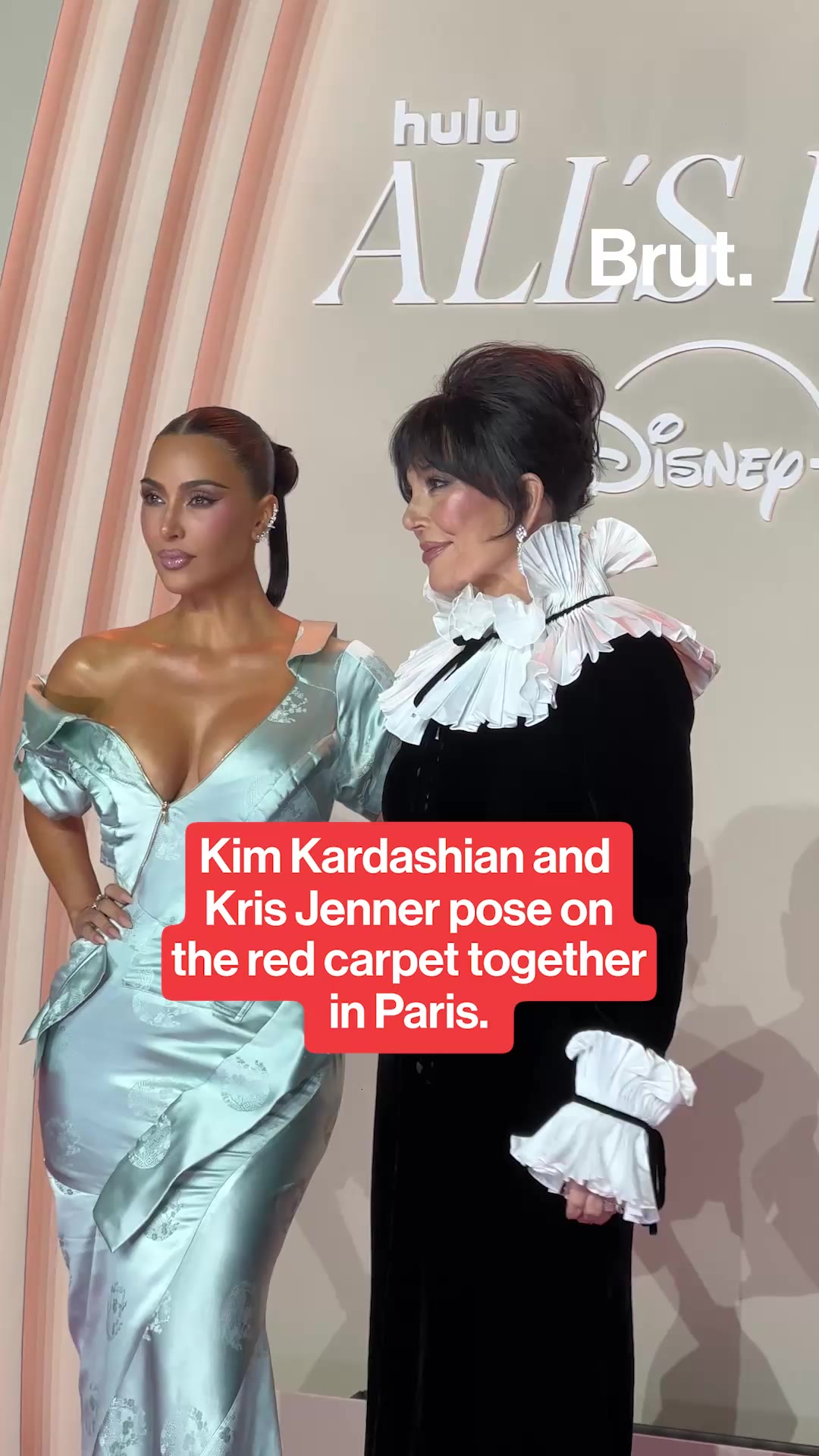 kim-kardashian-poses-kris-jenner-on-the-red-carpet