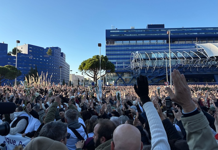 “Qu’est-ce qu’est devenu Marseille” ? : à la marche blanche en hommage à Mehdi Kessaci, l’union pour briser le silence