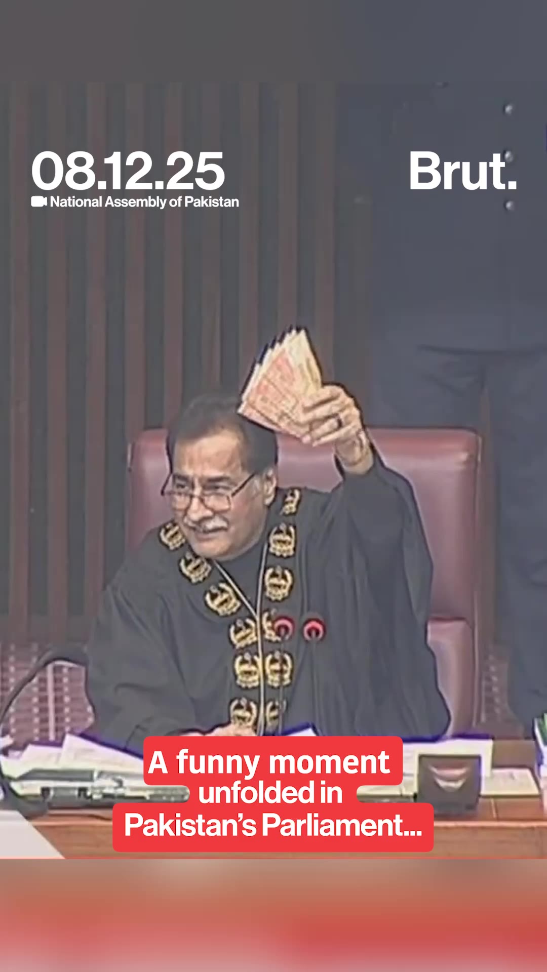 a-funny-moment-was-caught-on-camera-in-pakistan-s-parliament