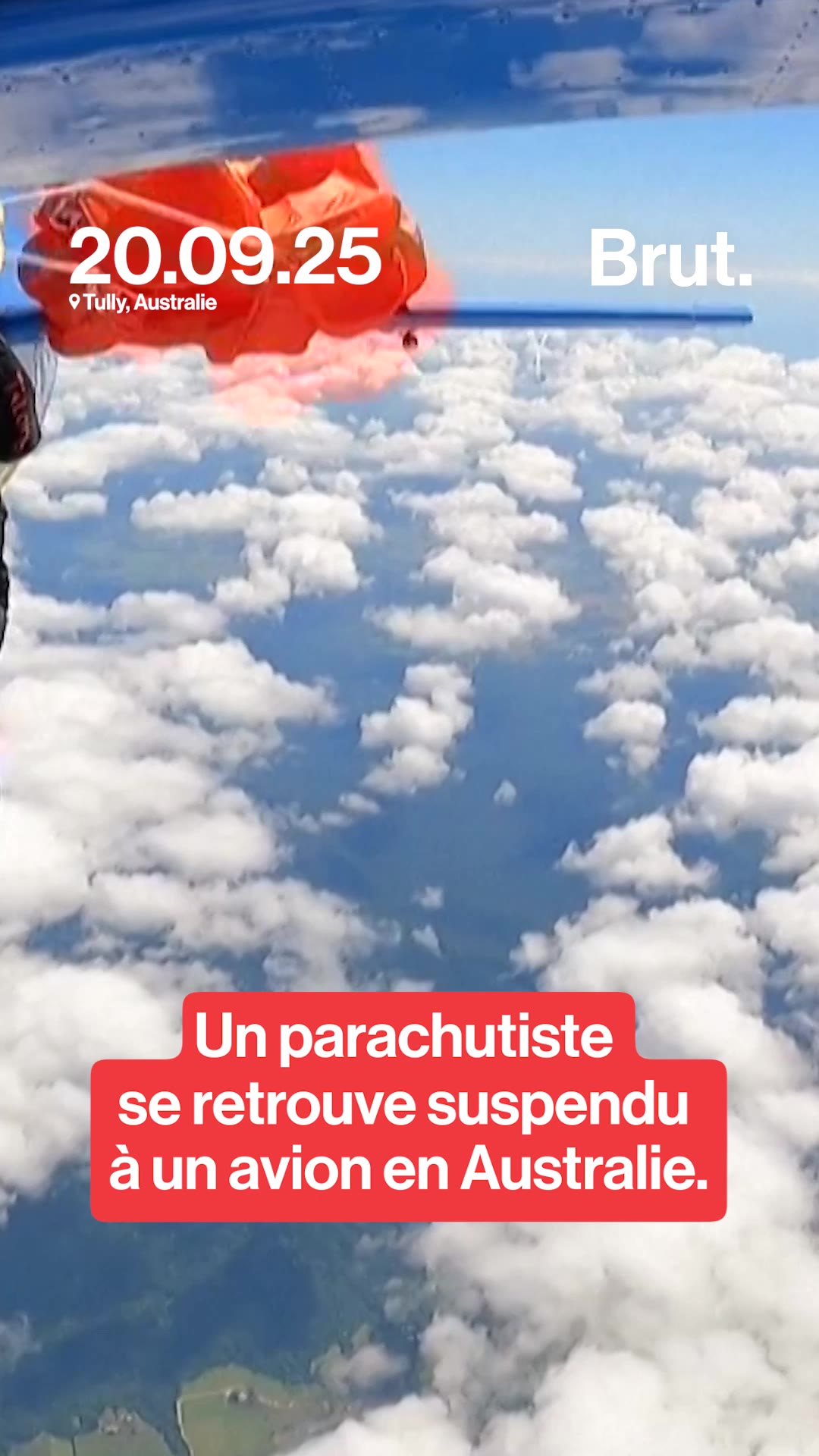 un-parachutiste-suspendu-a-un-avion-en-australie