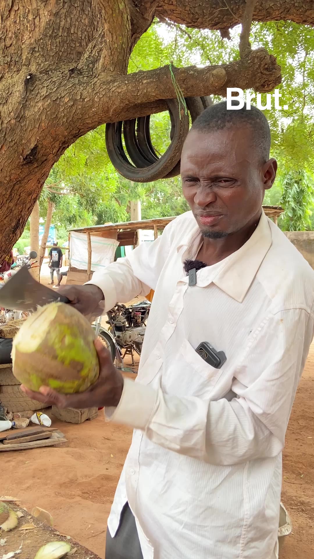 🇧🇯 Hyacinthe, vendeur de noix de coco à Parakou.