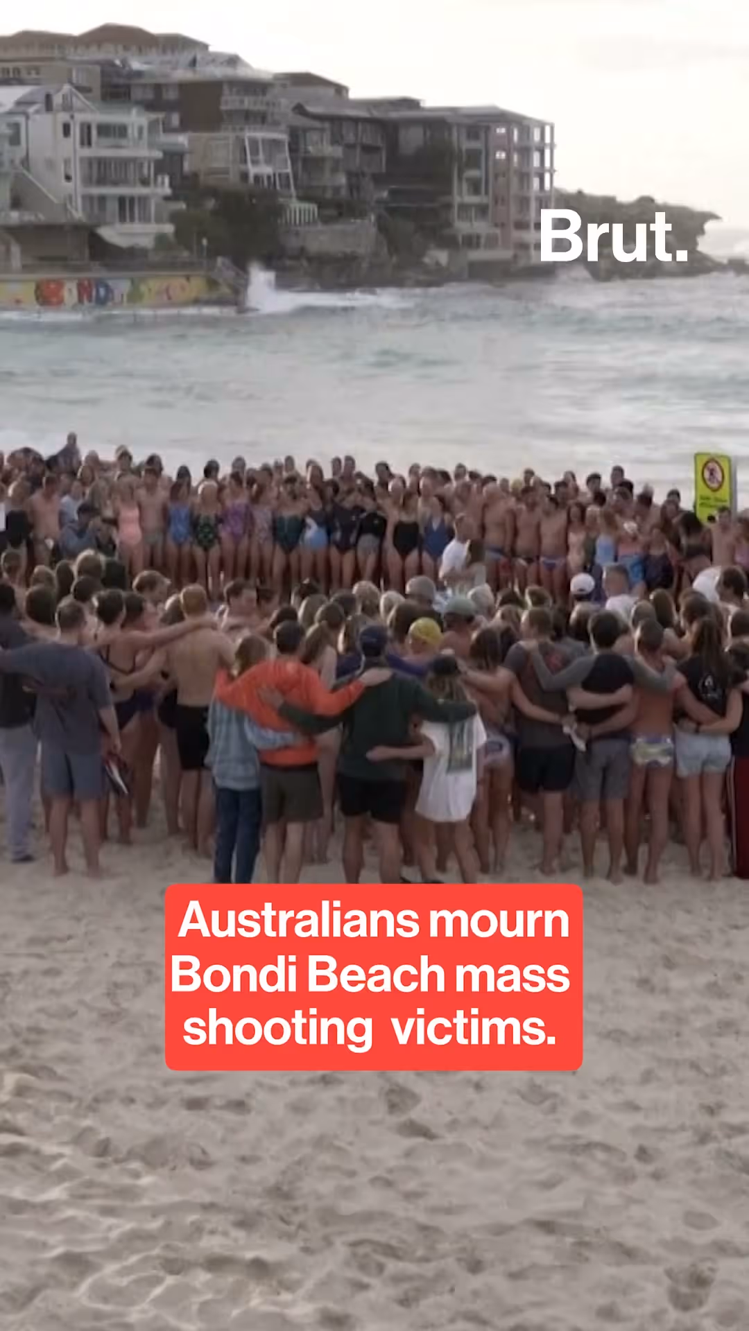 australian-beachgoers-mourn-victims-of-bondi-beach-mass-shooting
