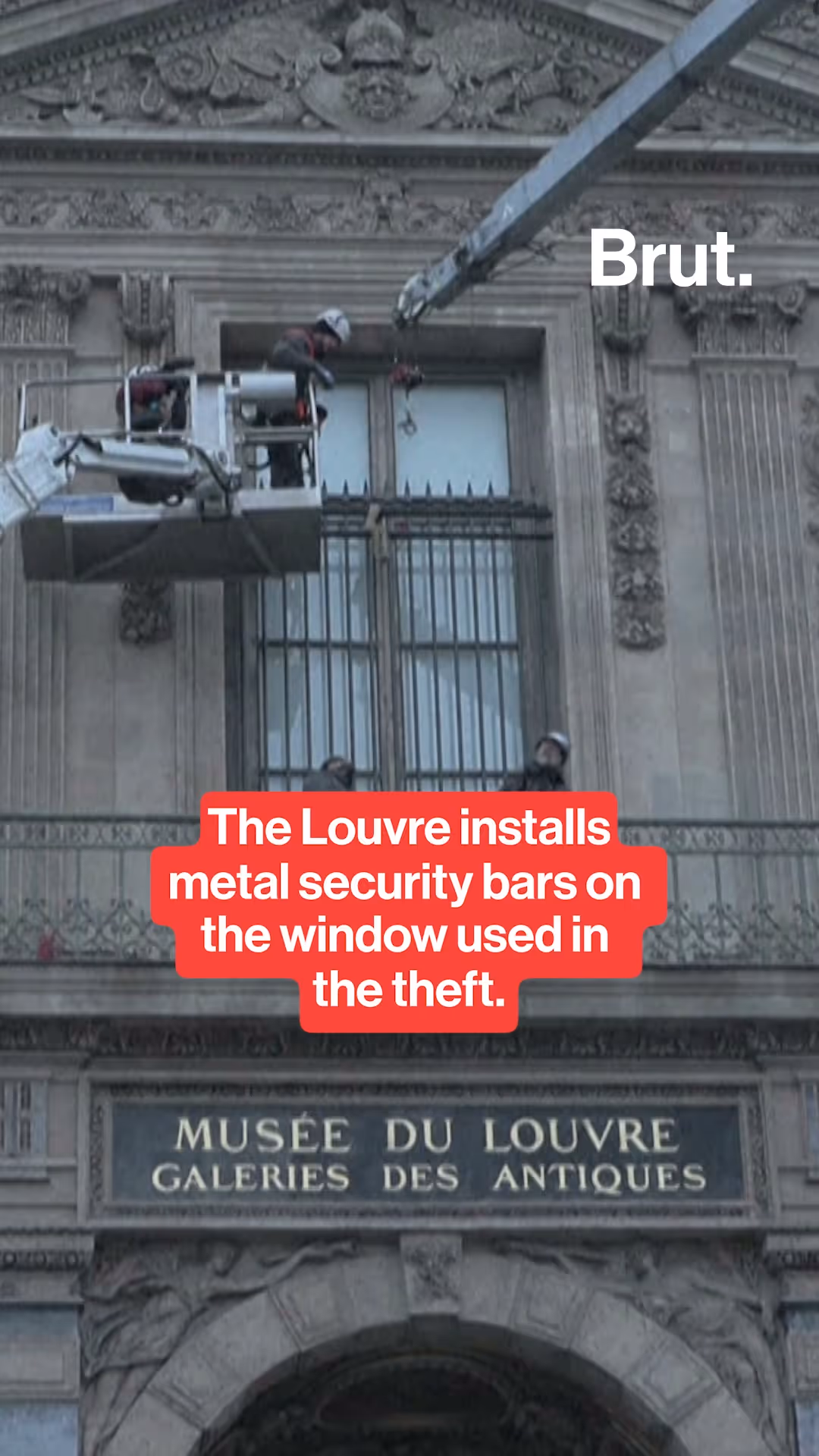 the-louvre-installs-metal-security-bars-on-the-window-used-in-the-theft