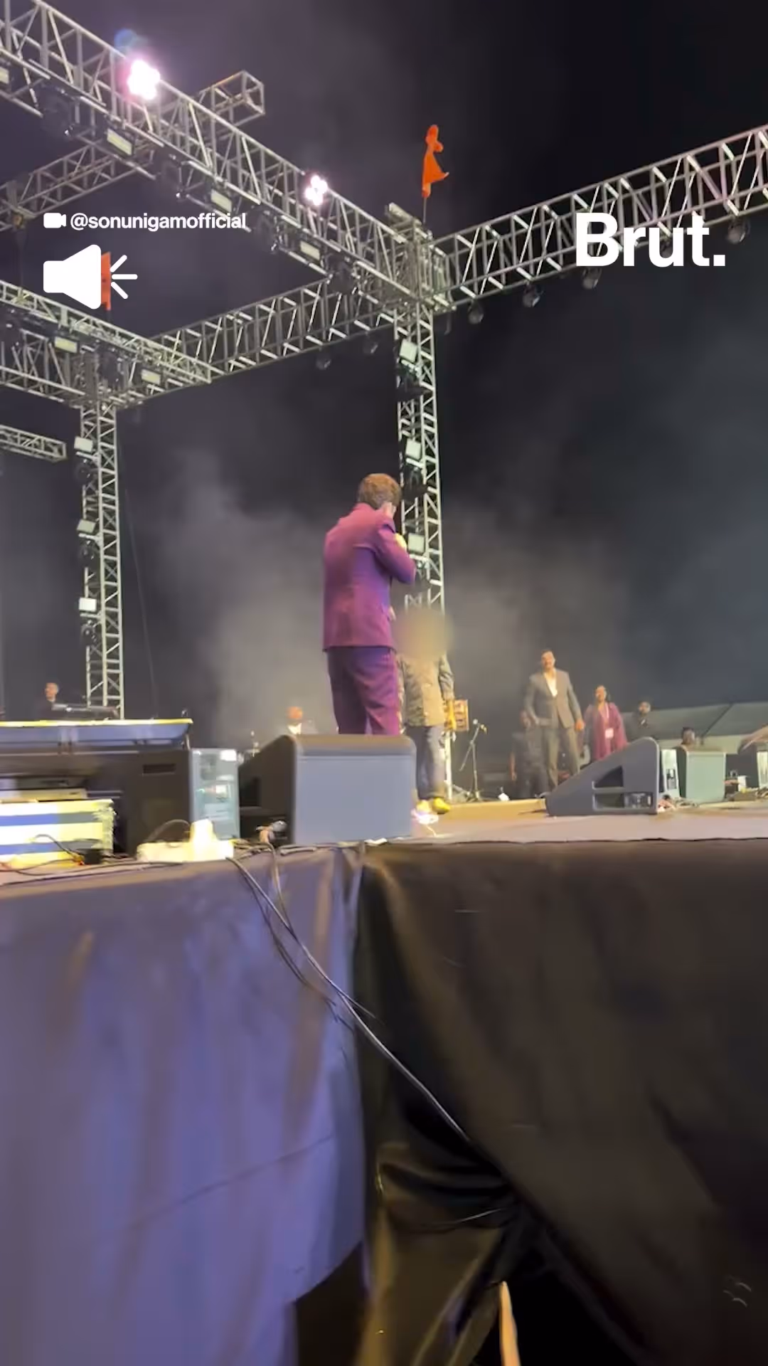 sonu-nigam-reunites-child-lost-in-concert