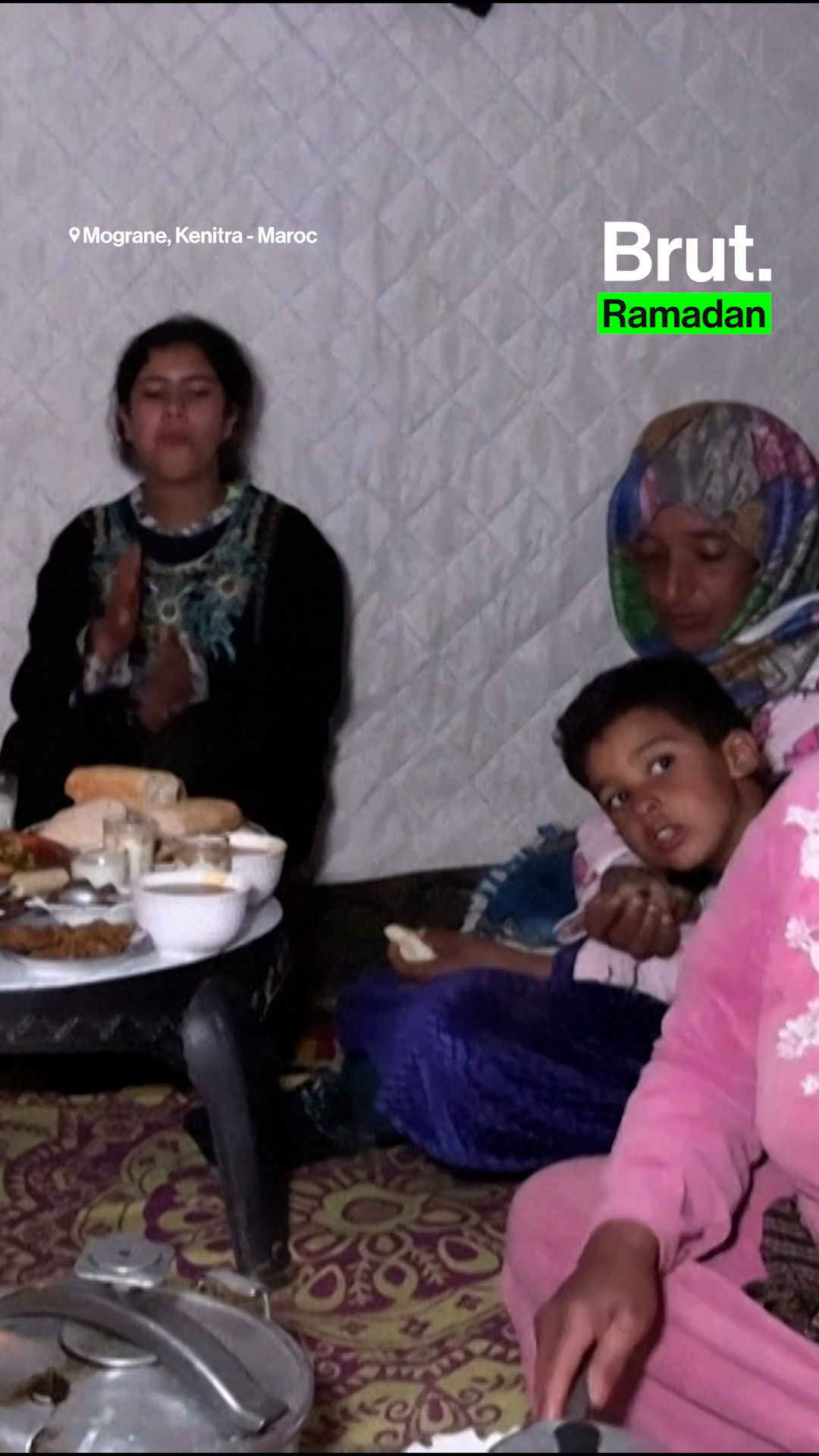 Maroc : des sinistrés des inondations rompent le jeûne dans des abris temporaires.