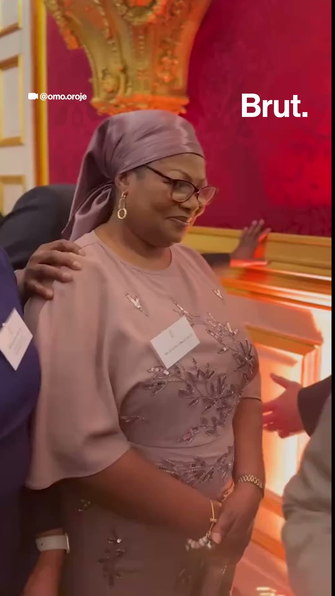 Nigeria : la créatrice de contenus "Bus Aunty" rencontre le roi Charles III .
