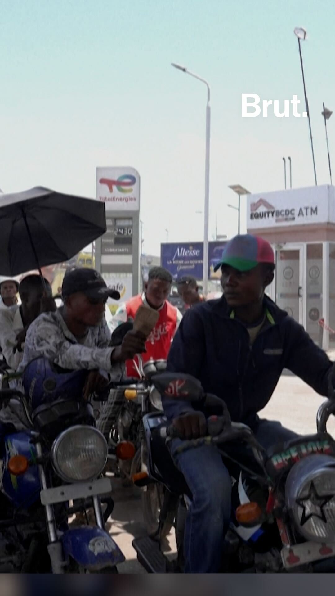 RDC : files d'attente dans des stations-service de Kinshasa.