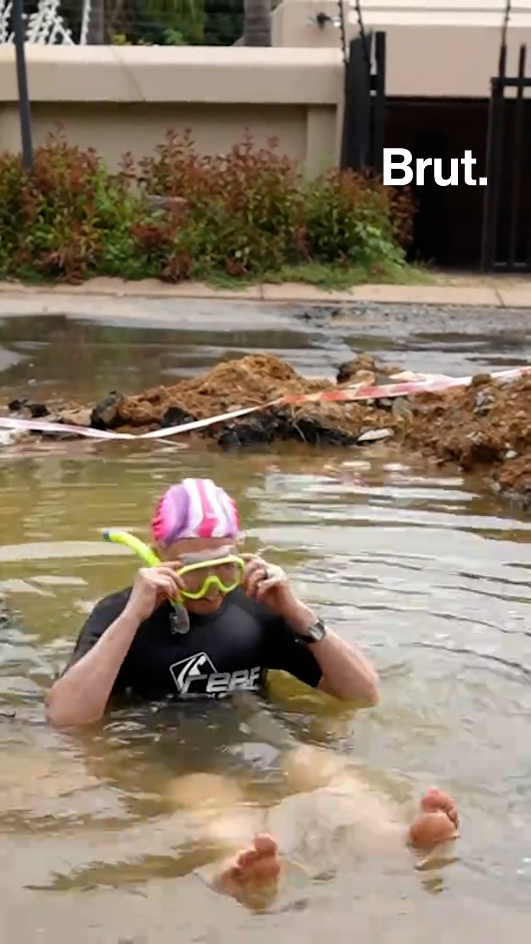 elle-se-baigne-dans-un-nid-de-poule-pour-denoncer-l-etat-des-routes