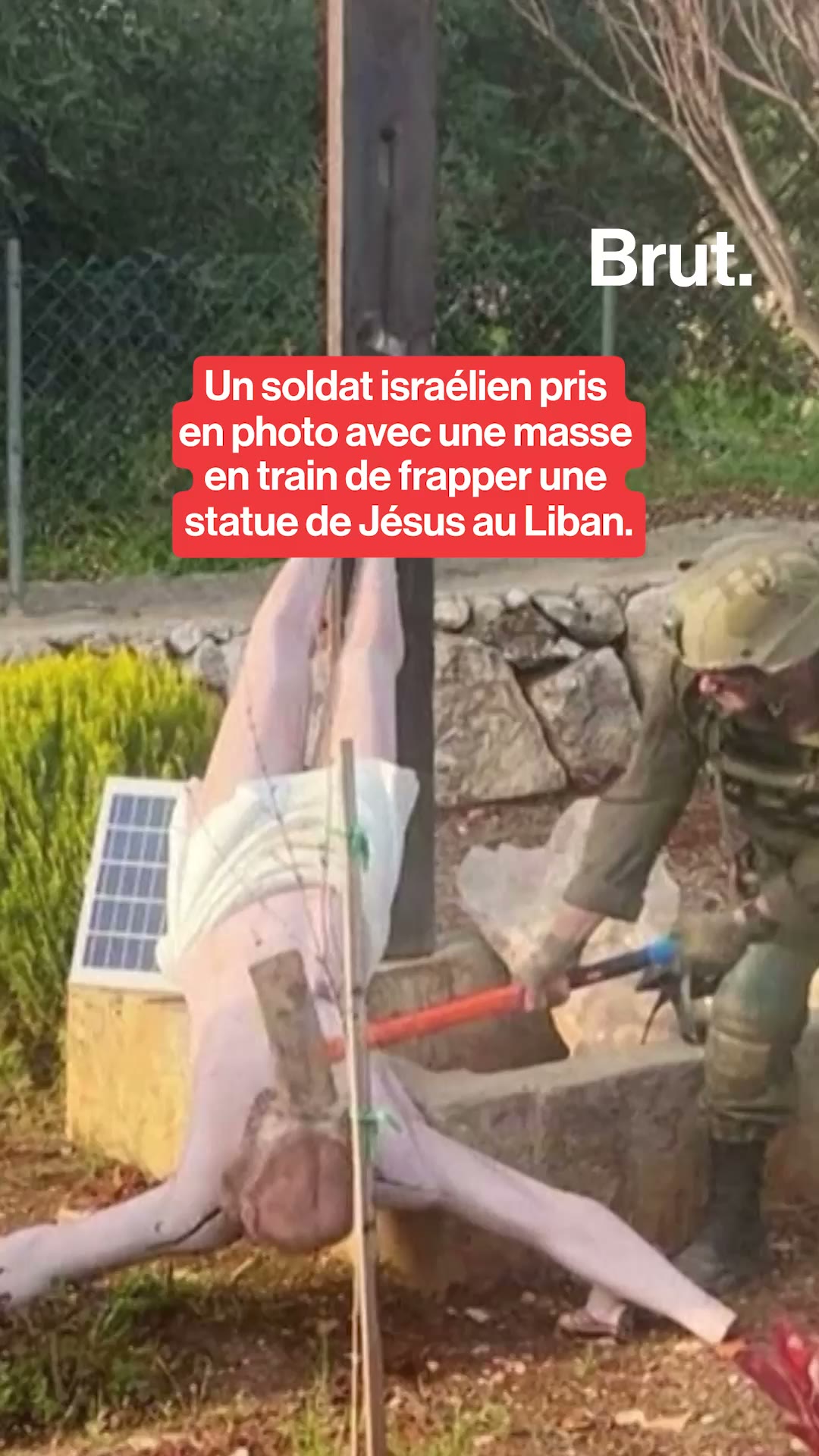 Un soldat israélien pris en photo avec une masse en train de frapper une statue de Jésus au Liban.