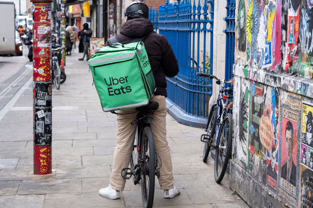 Deliveroo et Uber Eats visés par une plainte pour « traite d’êtres humains » à l’égard de leurs livreurs en France