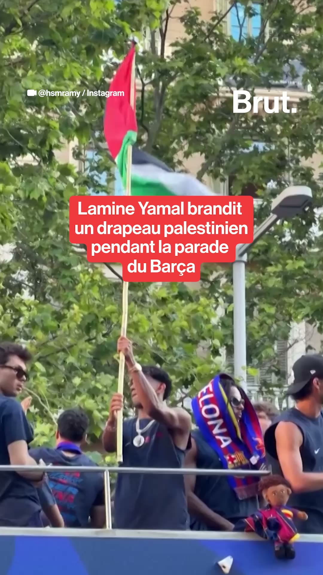 Lamine Yamal brandit un drapeau palestinien pendant la parade du Barça