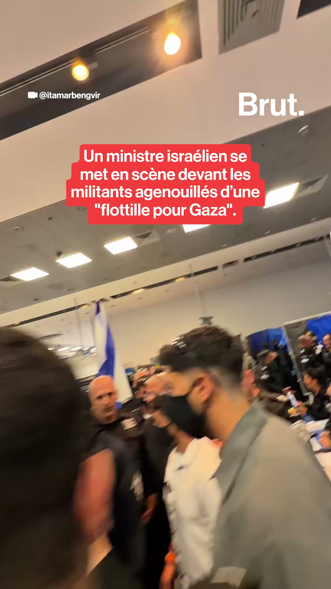 Un ministre israélien se met en scène devant les militants agenouillés d’une "flottille pour Gaza".