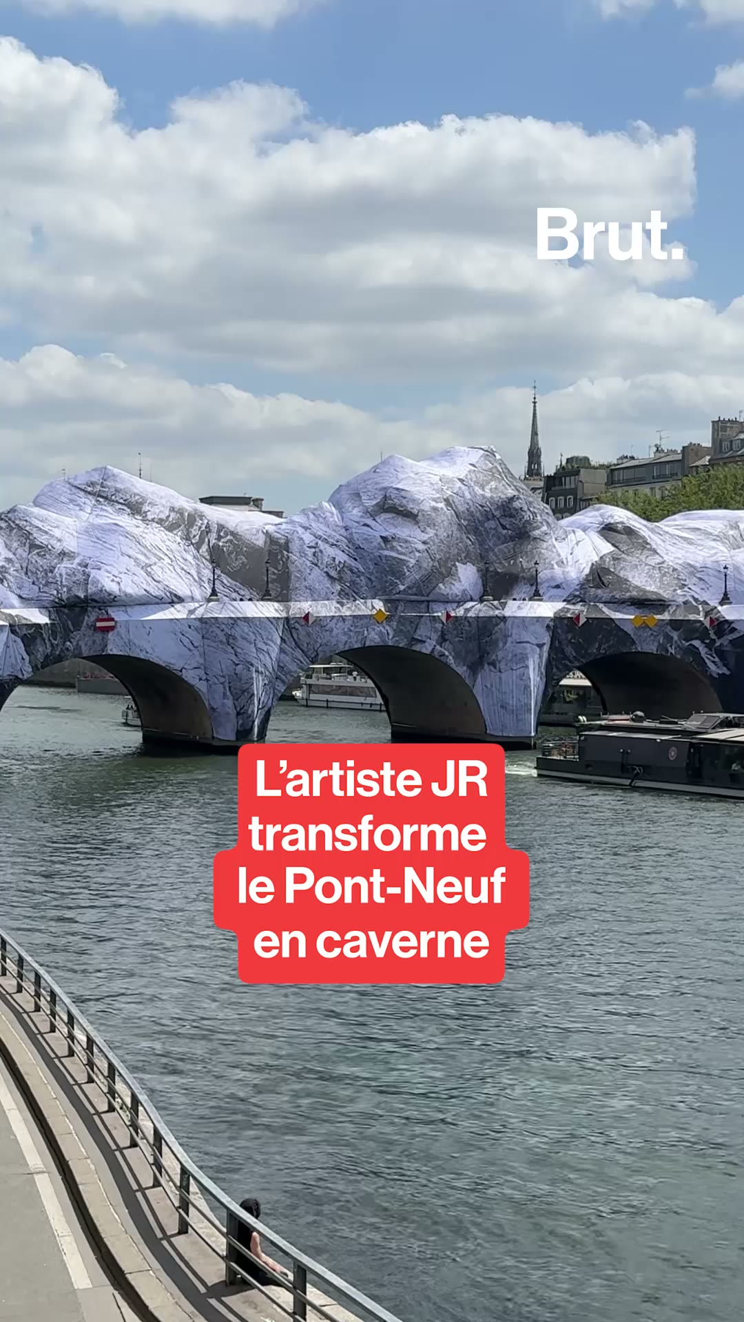 L'artiste JR transforme le Pont-Neuf en caverne.