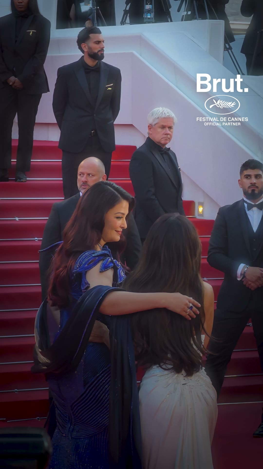 aishwarya-rai-bachchan-eva-longoria-share-walked-the-cannes-red-carpet