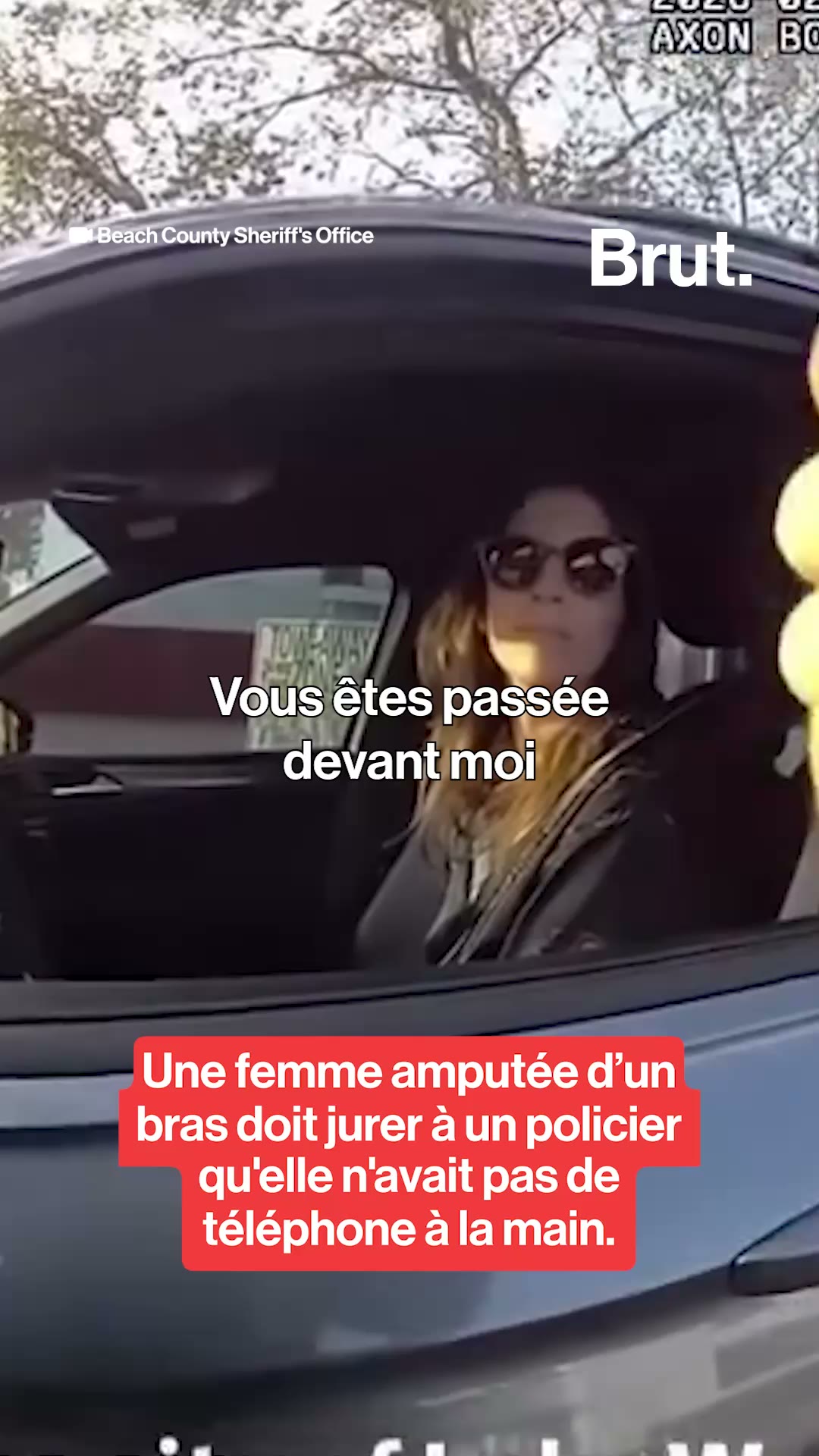 Une femme amputée d’un bras doit jurer à un policier qu'elle n'avait pas de téléphone à la main.