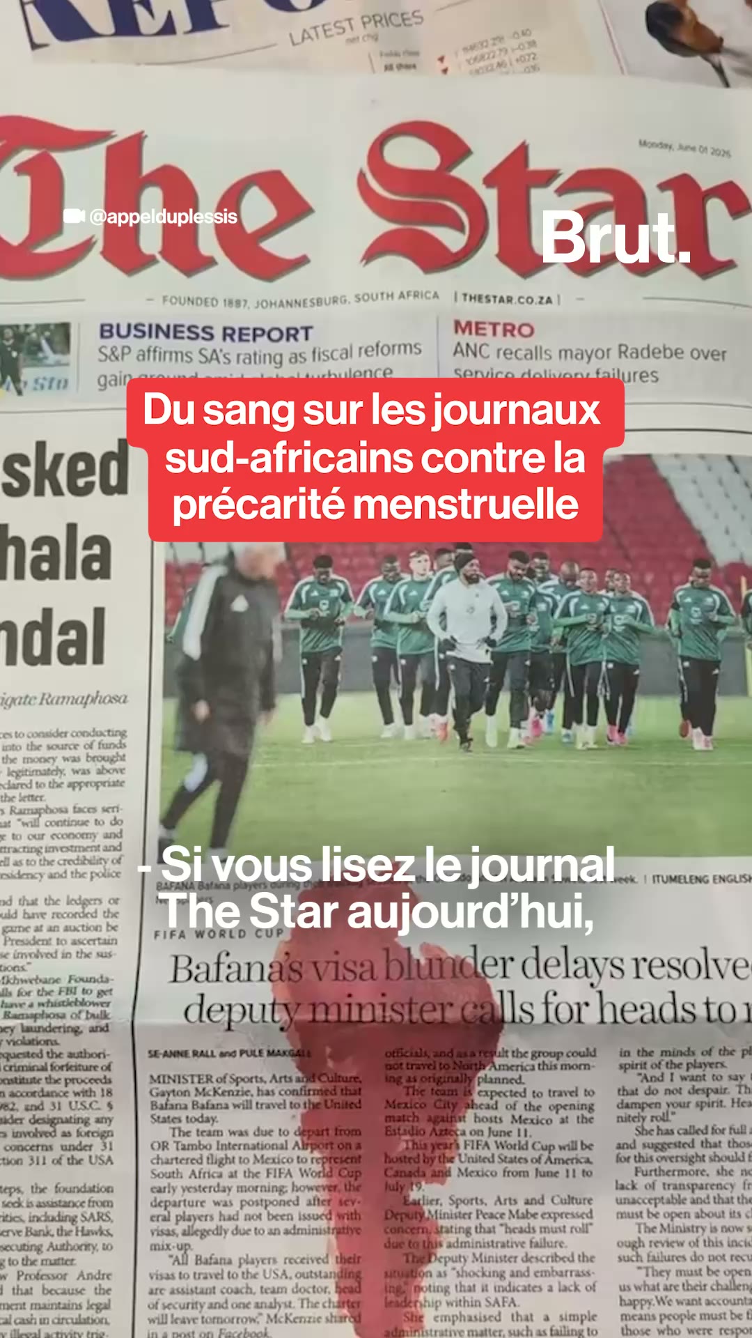 Du sang sur les journaux sud-africains contre la précarité menstruelle