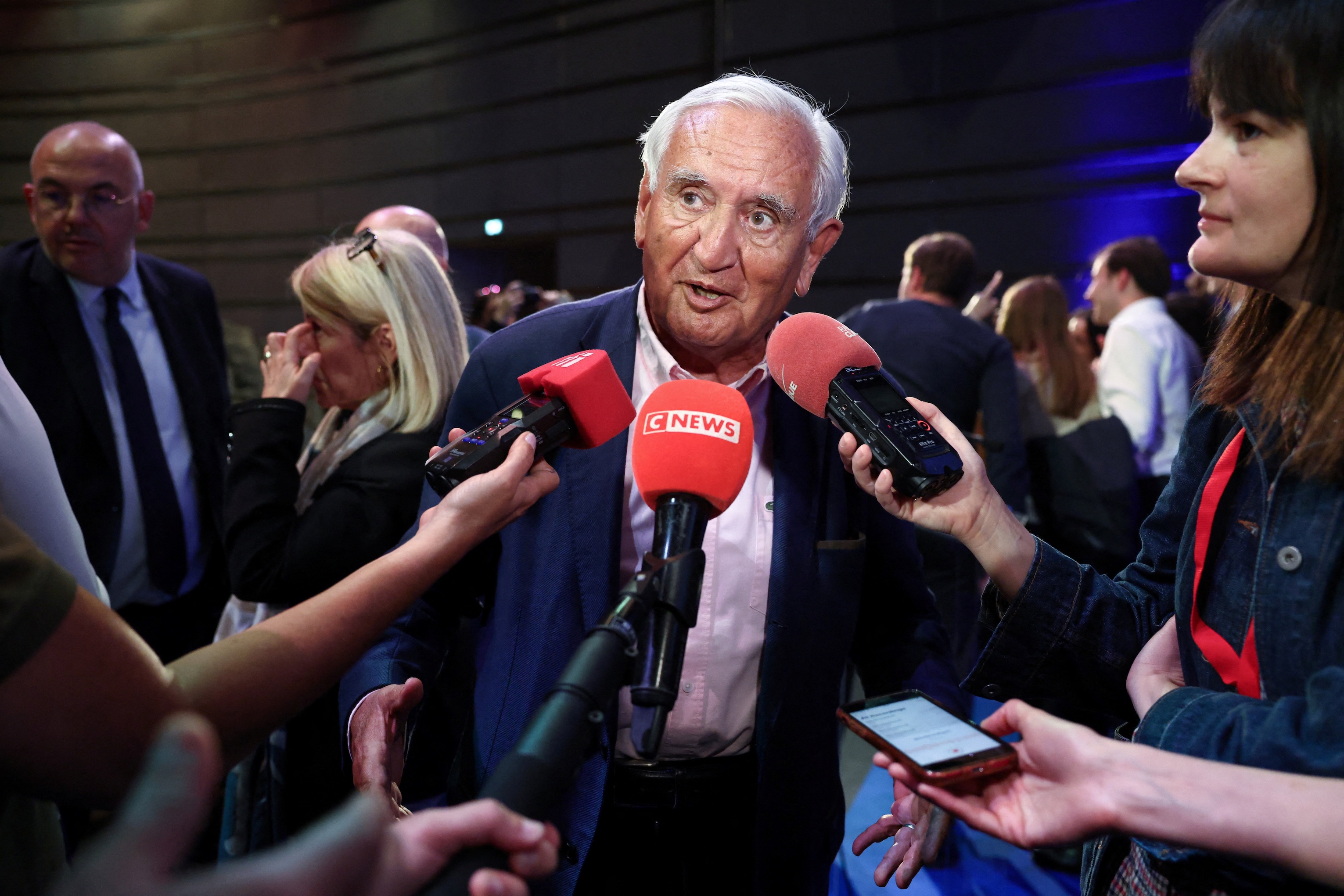 Enquête ouverte après un accident à Paris impliquant la voiture de fonction de Jean-Pierre Raffarin