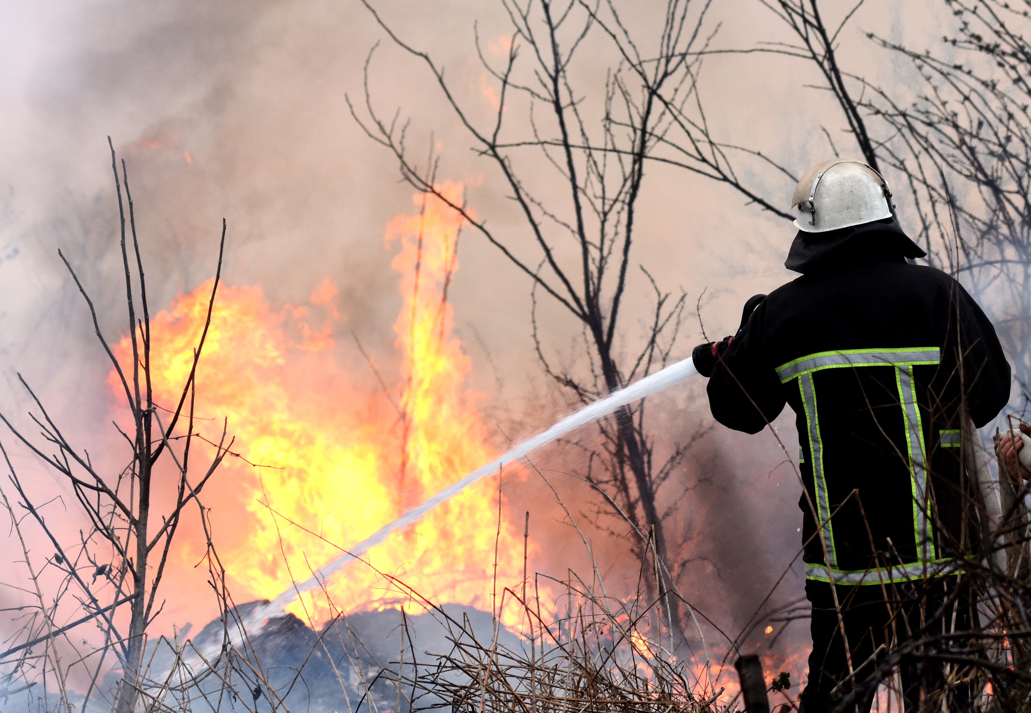 L'incendie des Pyrénées-Orientales ralentit mais provoque de gros dégâts et plus de 10 000 déplacés
