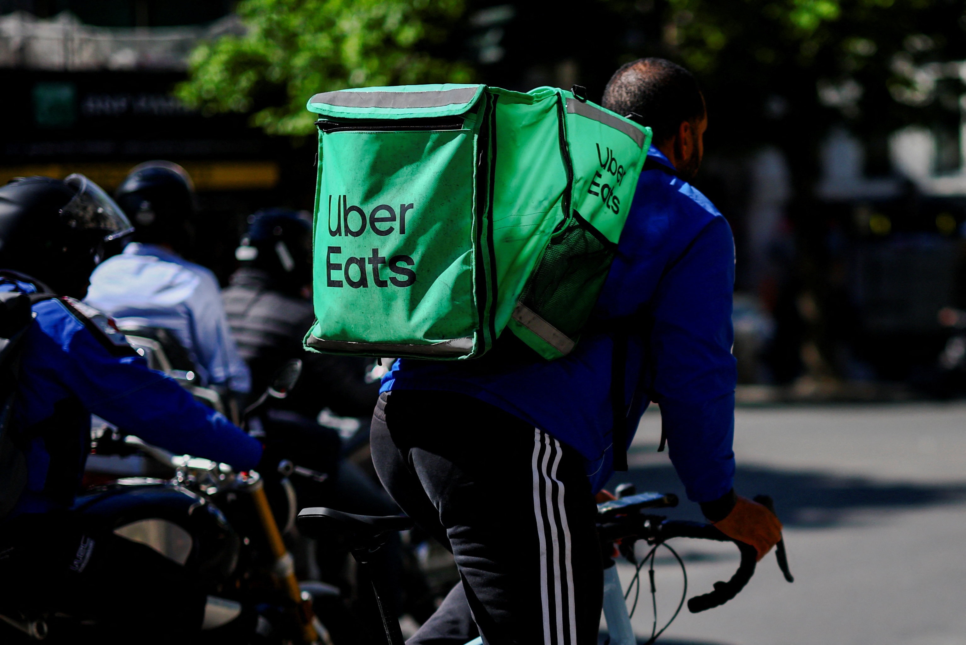 Les livreurs Uber Eats et Deliveroo obtiennent une hausse massive de leur revenu minimal