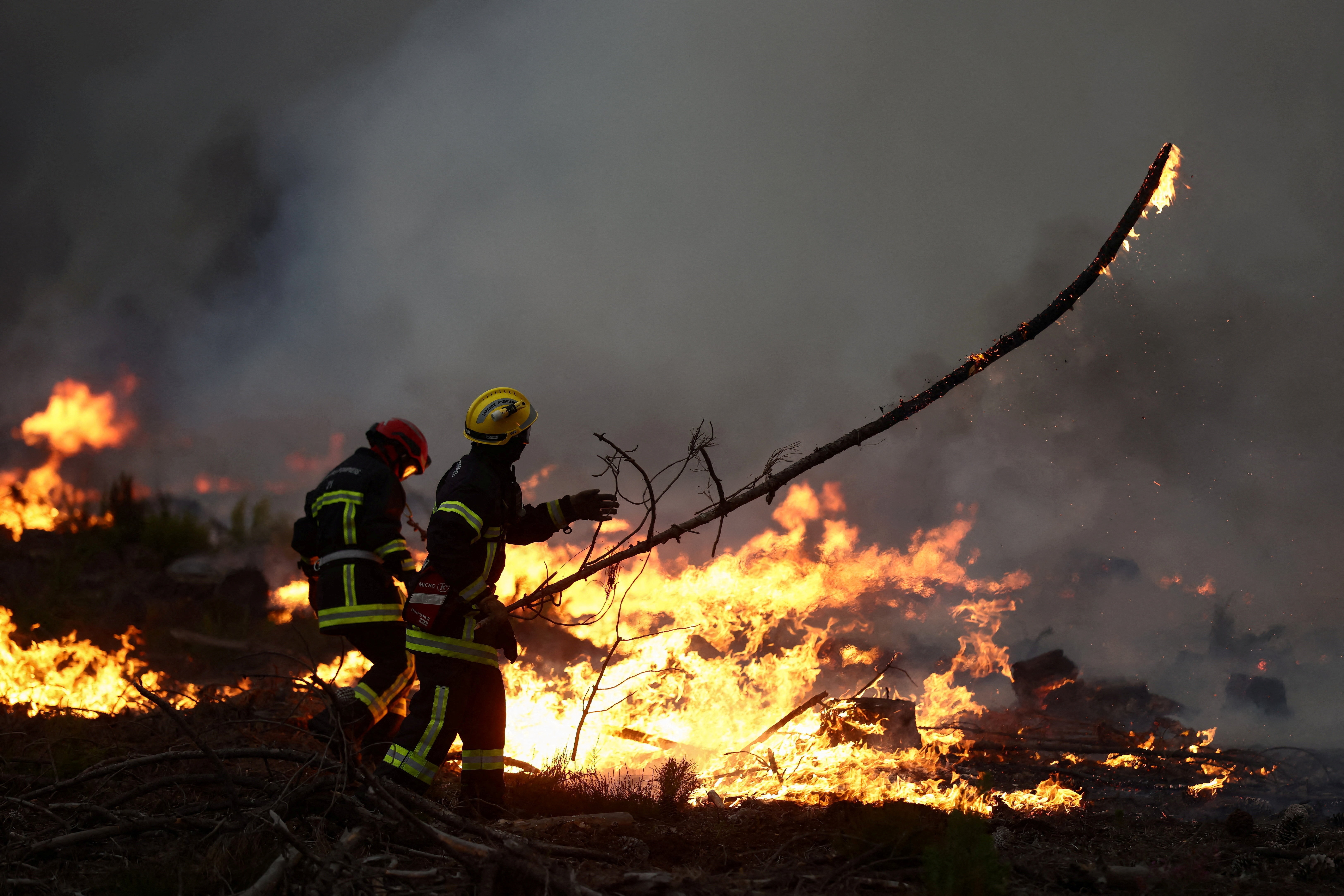 2026-07-26T071323Z_1269616795_RC27LMAO369E_RTRMADP_3_EUROPE-WEATHER-FRANCE-WILDFIRE