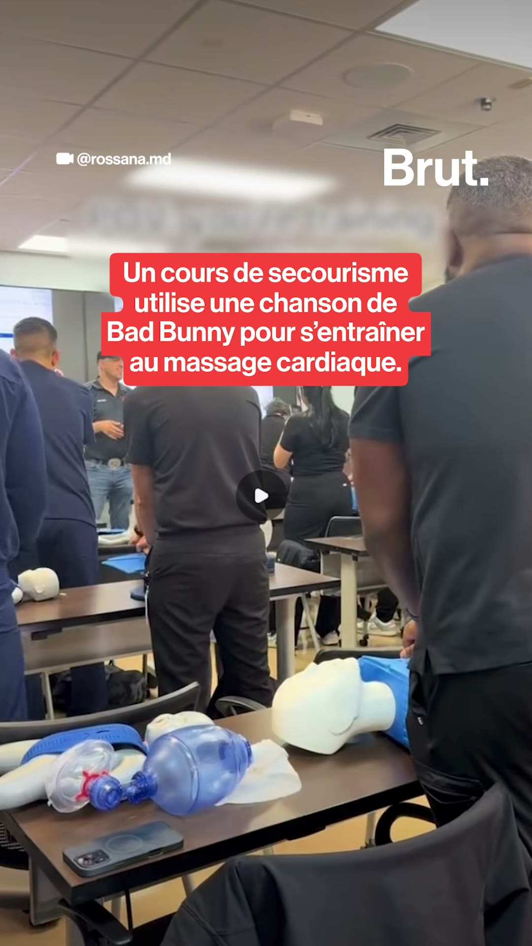Un cours de secourisme utilise une chanson de Bad Bunny pour s’entraîner au massage cardiaque.