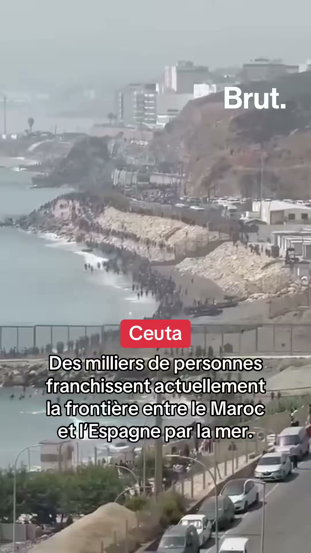 Des milliers de personnes franchissent la frontière entre le Maroc et l’Espagne par la mer à Ceuta