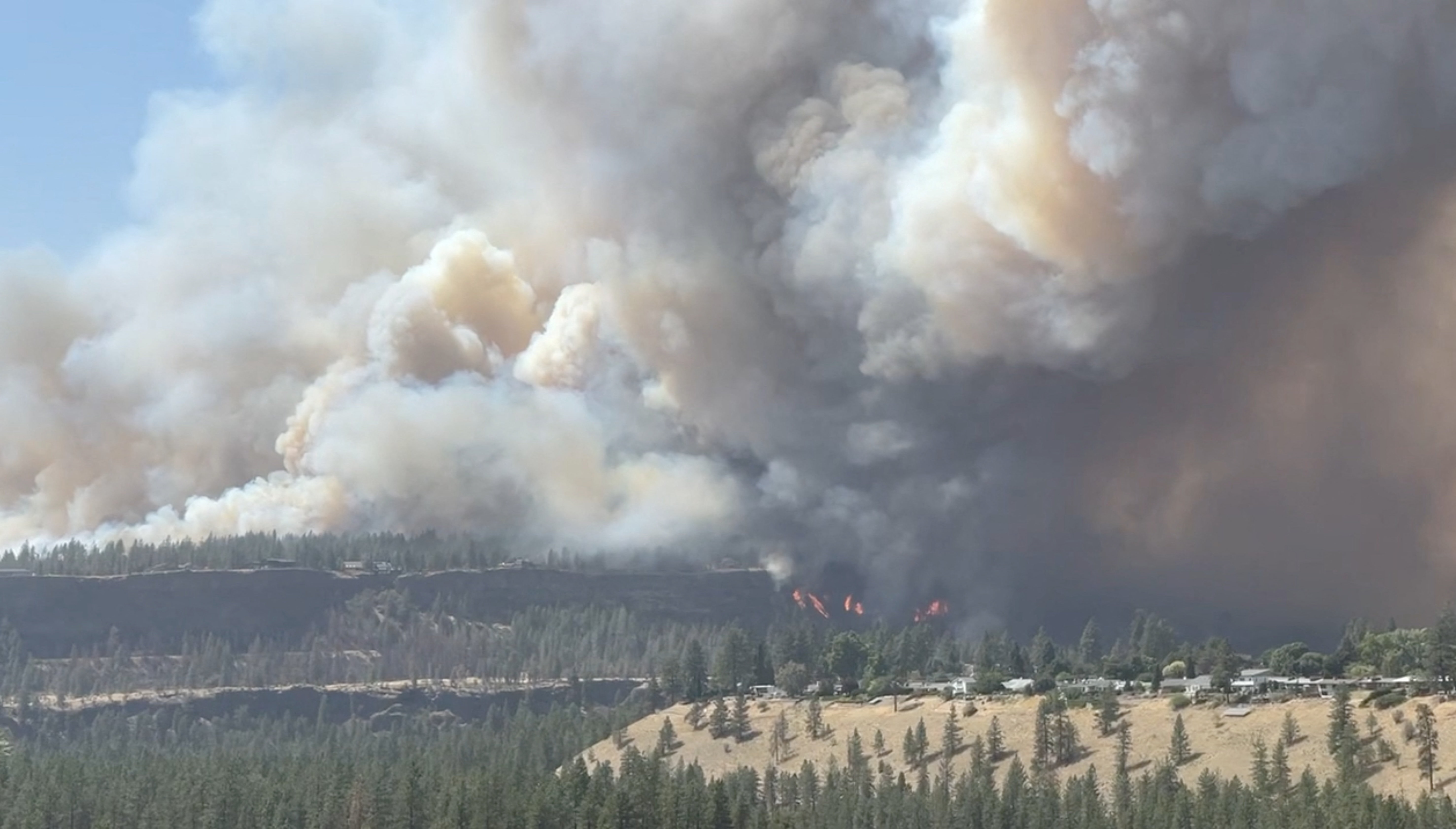 2026-08-02T082042Z_891252669_RC28QMA81O4U_RTRMADP_3_USA-WILDFIRES-WASHINGTON