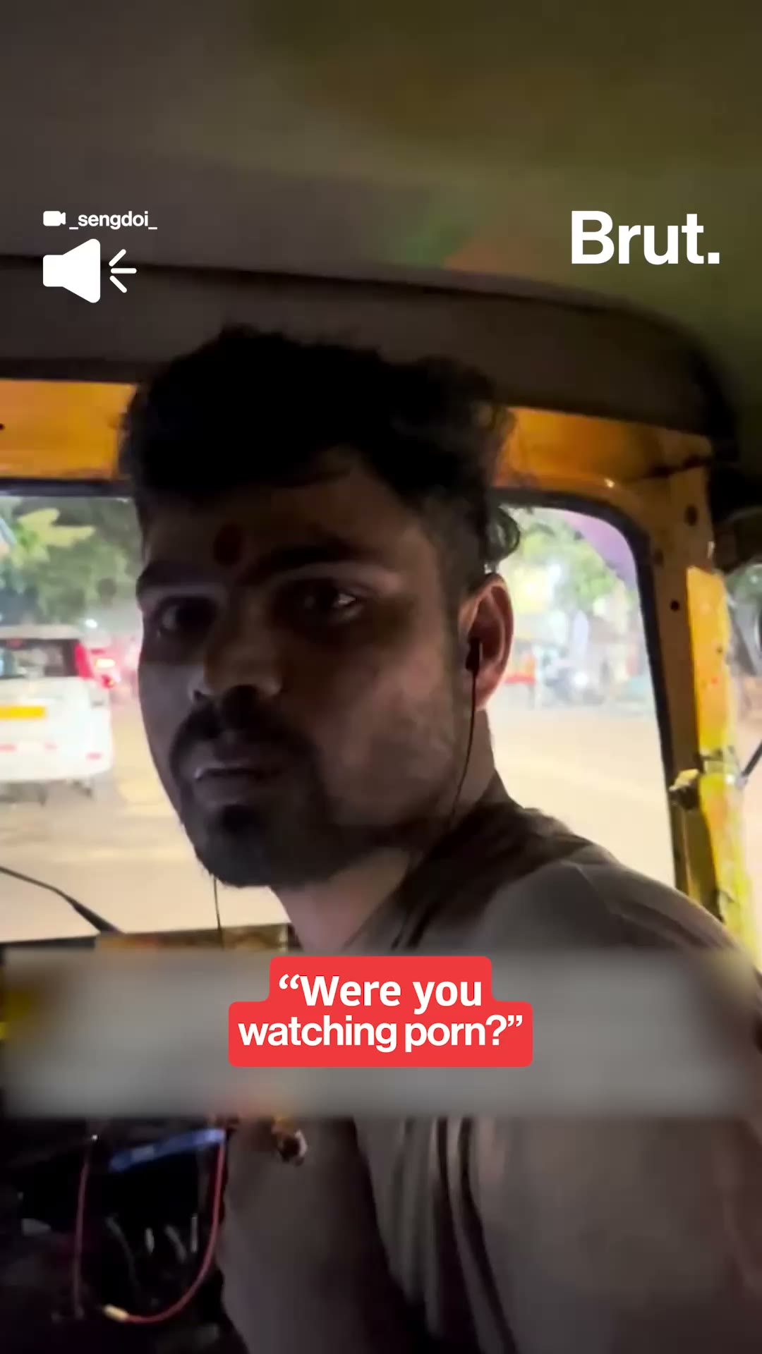 auto-driver-watches-adult-videos