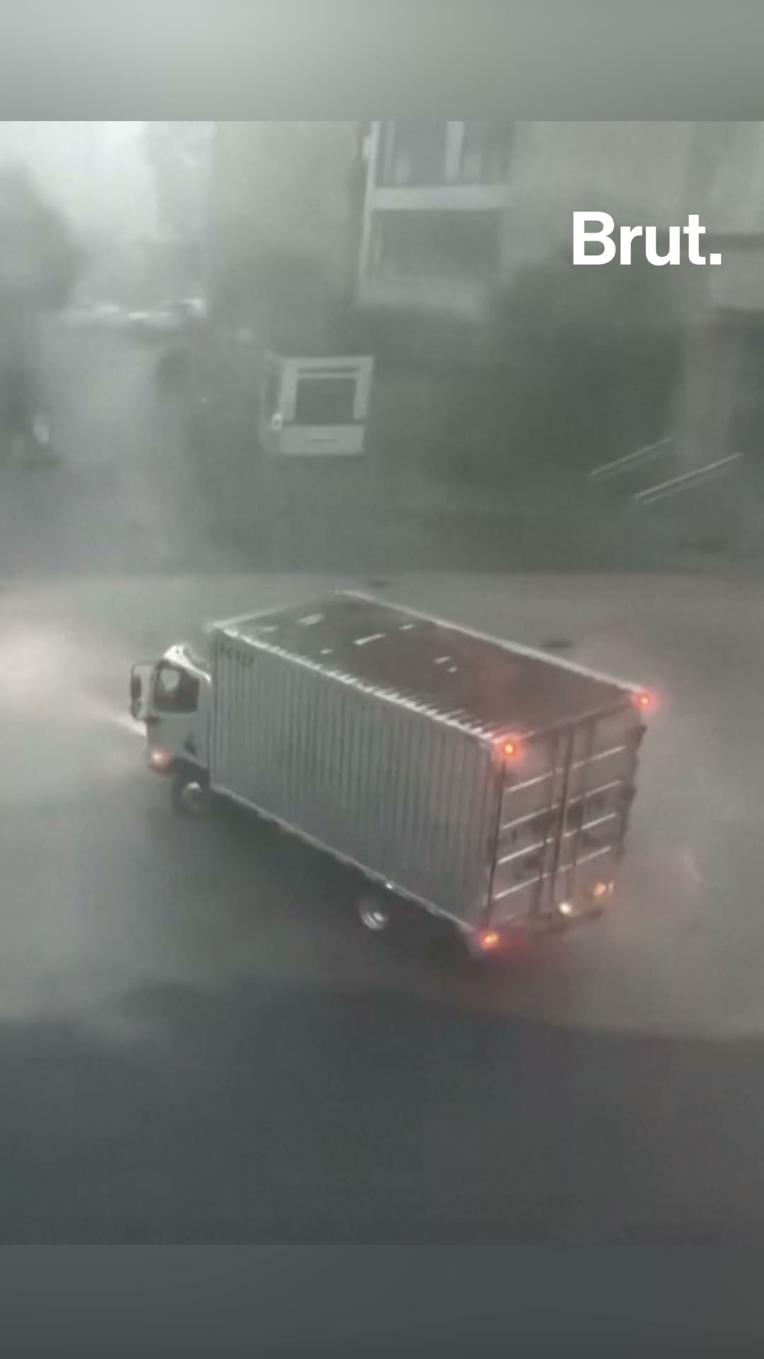 Typhoon Dolphin overturned a large truck in China’s Zhejiang province