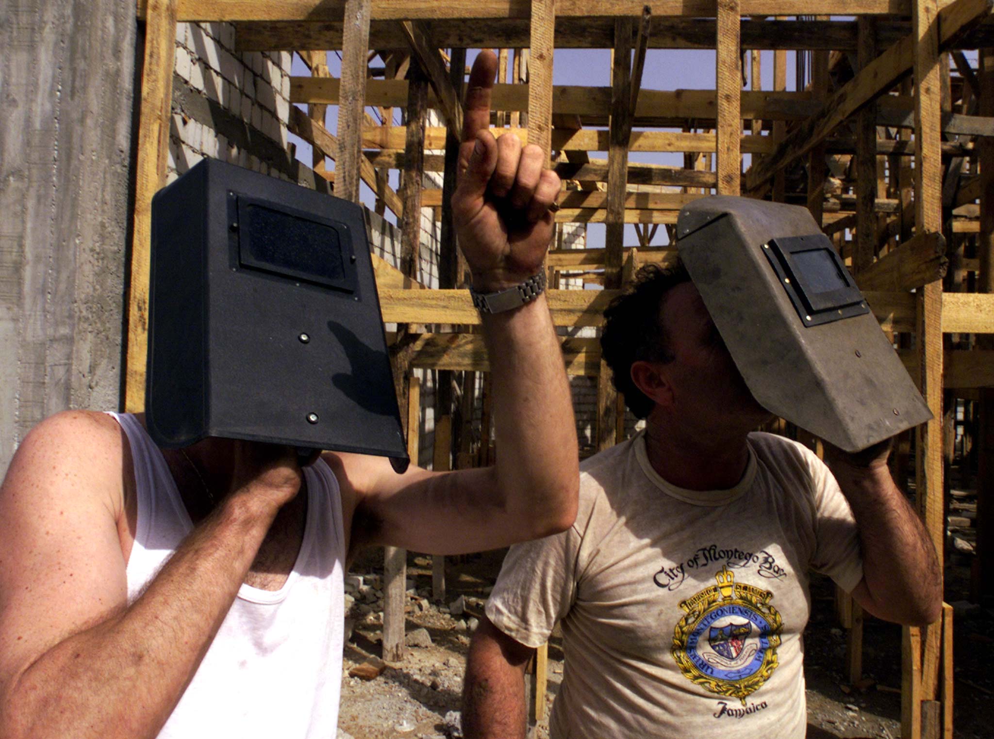 1999-08-11T000000Z_728523966_RP1DRILTANAB_RTRMADP_3_ALBANIA-ECLIPSE