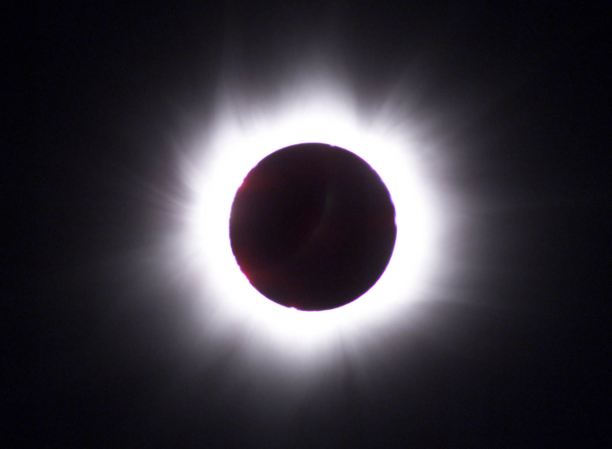 1999-08-11T000000Z_1766510702_RP1DRILUANAA_RTRMADP_3_ECLIPSE-HUNGARY (1)