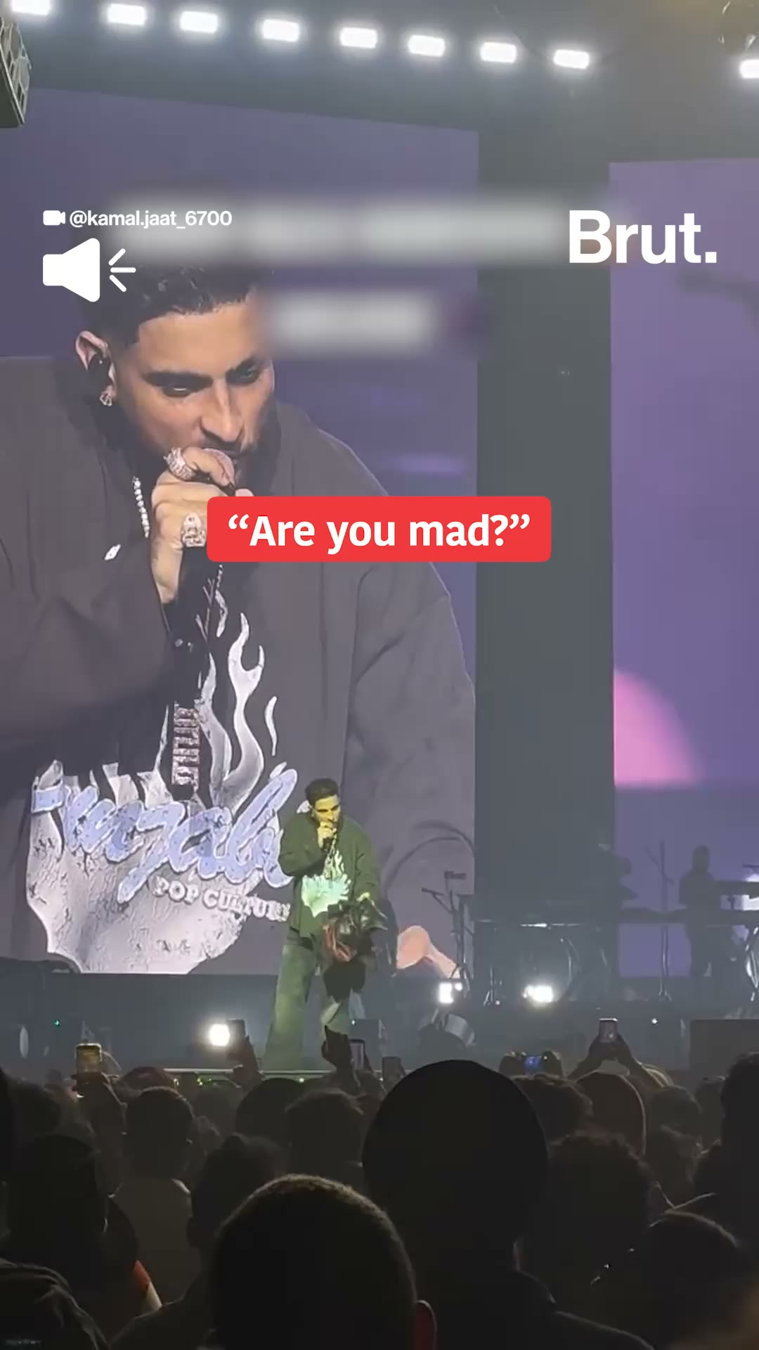 Fan throws jacket at Karan Aujla during show